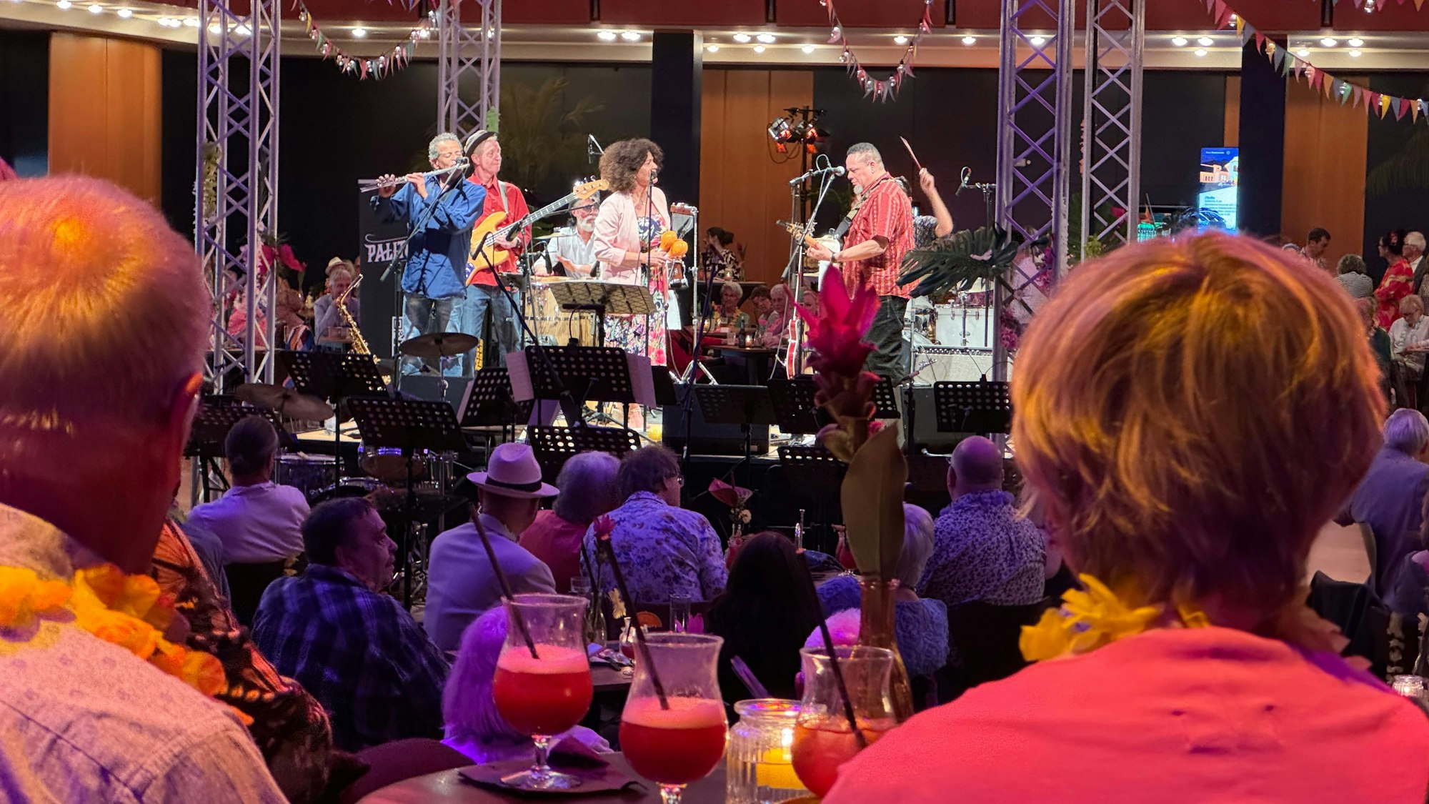 Palito Aché bringt mit ihren mitreißenden karibischen Rhythmen Lebensfreude ins Erholungshaus: Das „Start“-Festival 2025 ist eröffnet.