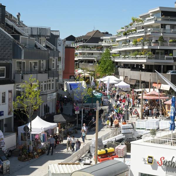 Blick von oben auf die Schloßstraße.