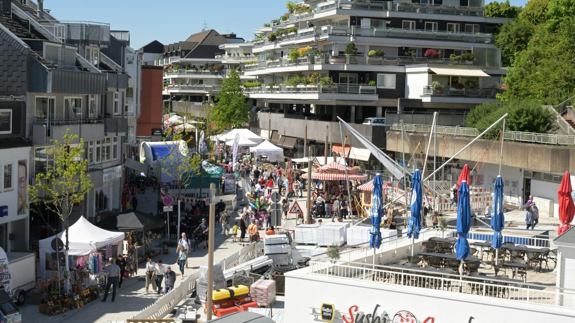 Blick von oben auf die Schloßstraße.