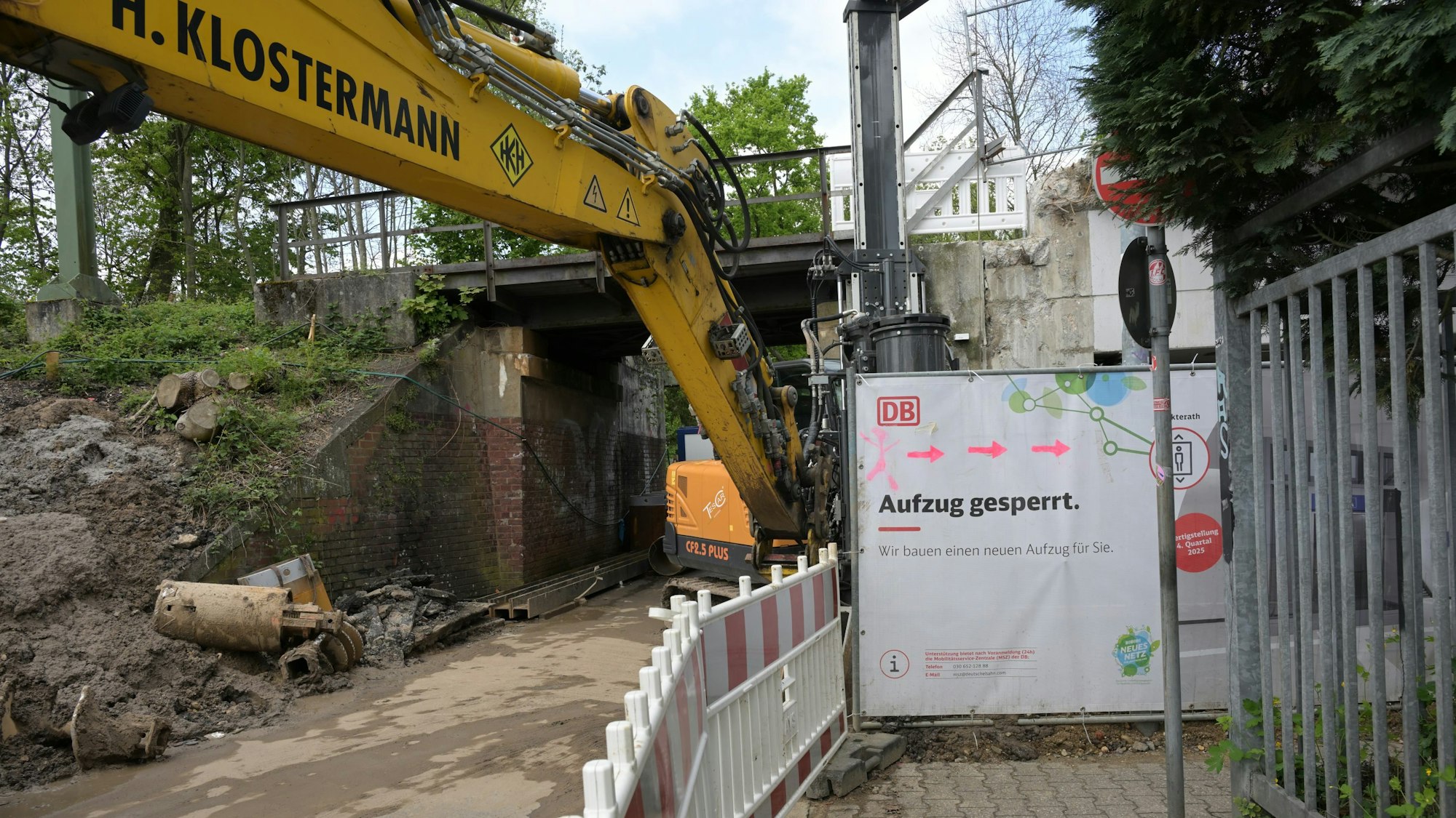Am S-Bahnhalt Duckerath ist eine Baustelle zu sehen.
