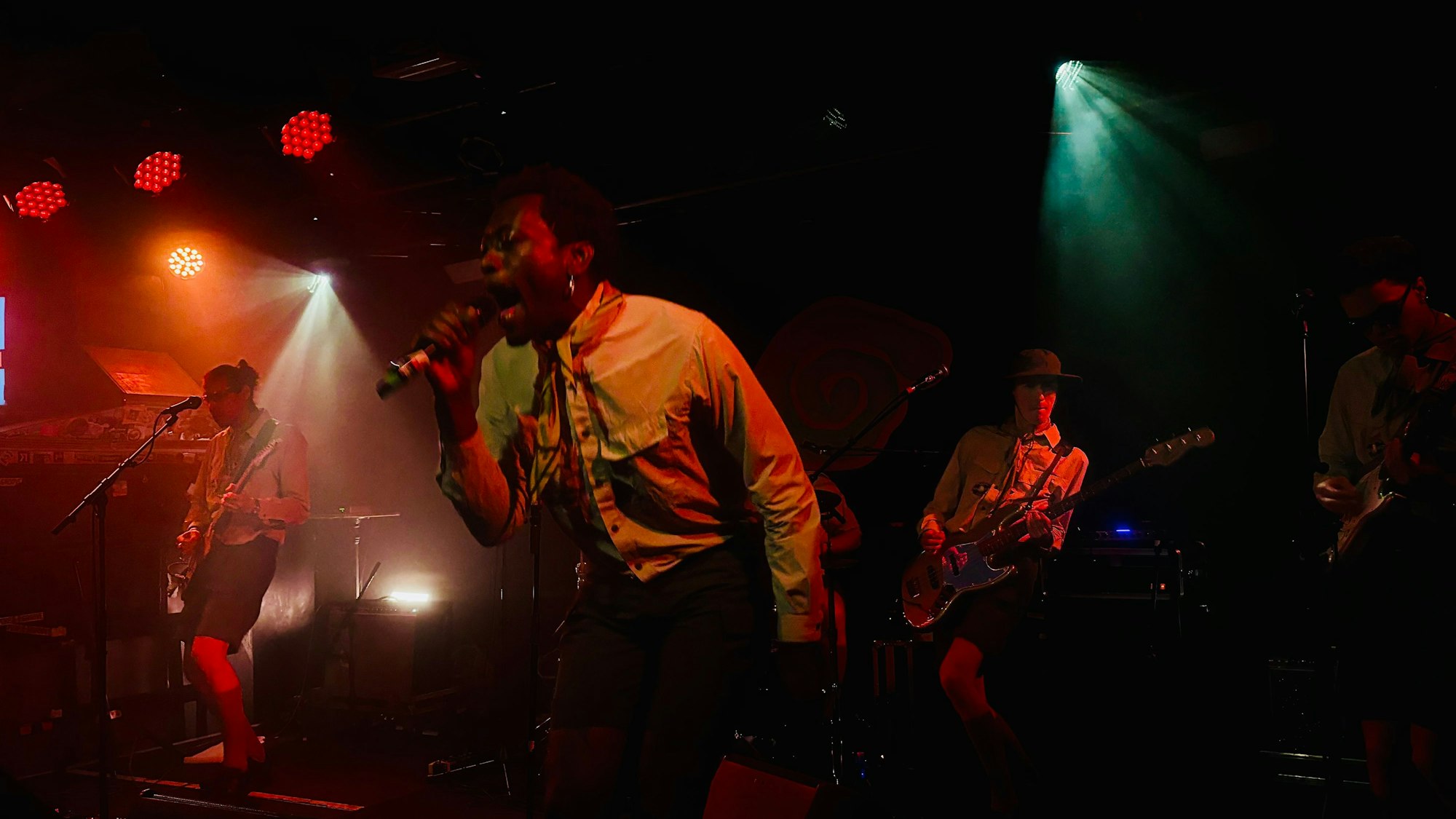 Die schwedische Band Boko Yout um ihren Sänger Paul Adamah (Mitte) bei ihrem Auftritt im artheater während der c/o Pop 2025