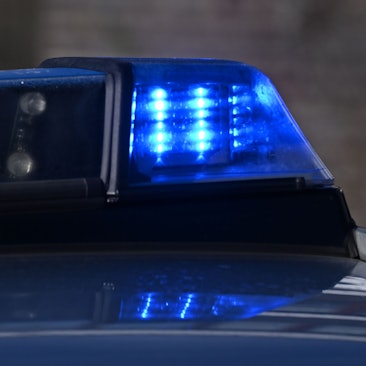 Hintergrund ist den Angaben der Kölner Polizei zufolge offenbar ein Angriff mit einem Messer oder einem anderen scharfen Gegenstand, der sich im Bereich der Zentralbibliothek abgespielt haben soll.