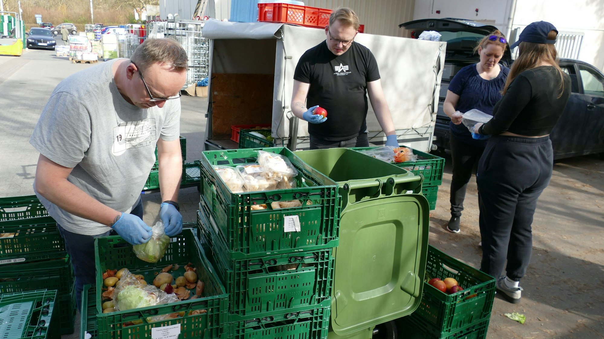 Noch auf dem Supermarktparkplatz werden die unbrauchbaren Teile aussortiert. Den Großteil können die Lebensmittelretter verwerten.
