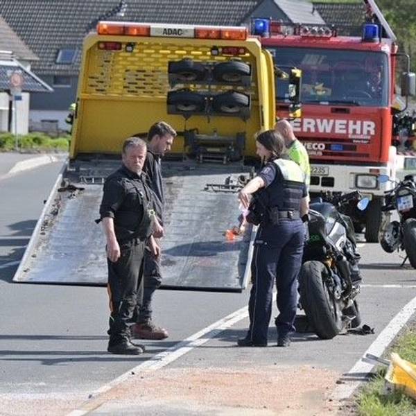 Polizisten und Feuerwehrleute an der Unfallstelle.