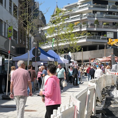 Recht stehen die Absperrbaken, links schlängeln sich die Besucher daran vorbei. g
