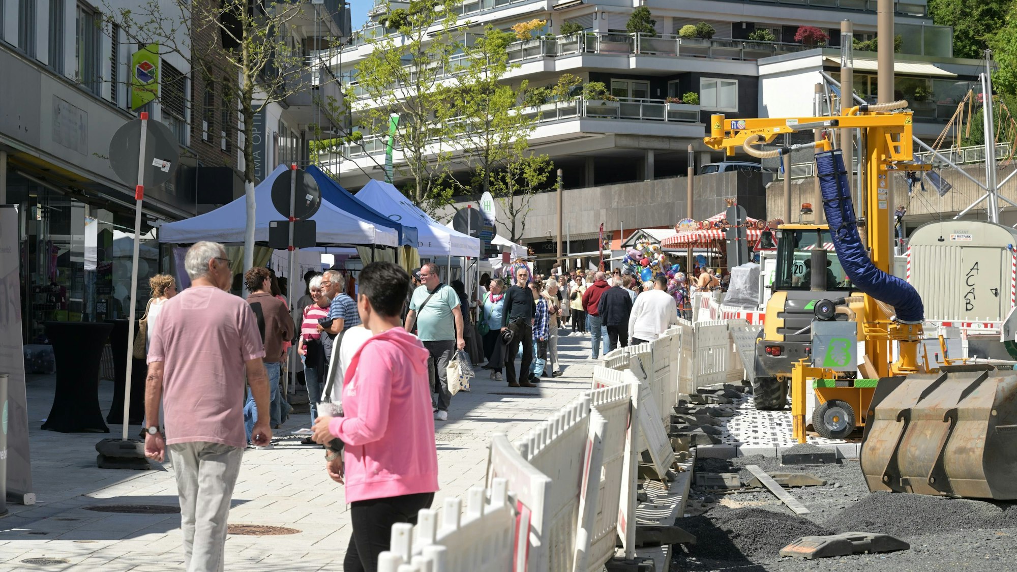 Recht stehen die Absperrbaken, links schlängeln sich die Besucher daran vorbei. g
