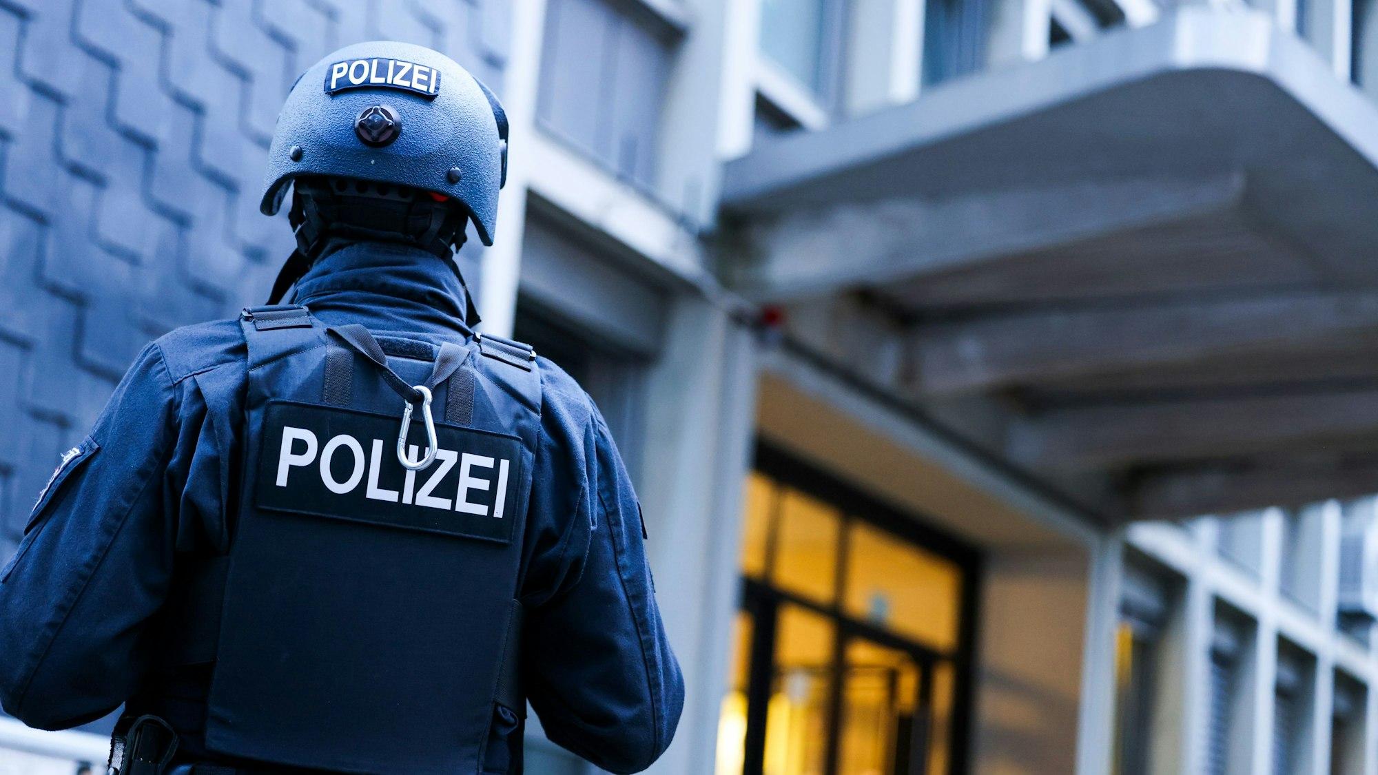 Ein Spezialeinsatzkommando (SEK) der Polizei steht vor einem Gebäude (Symbolbild)