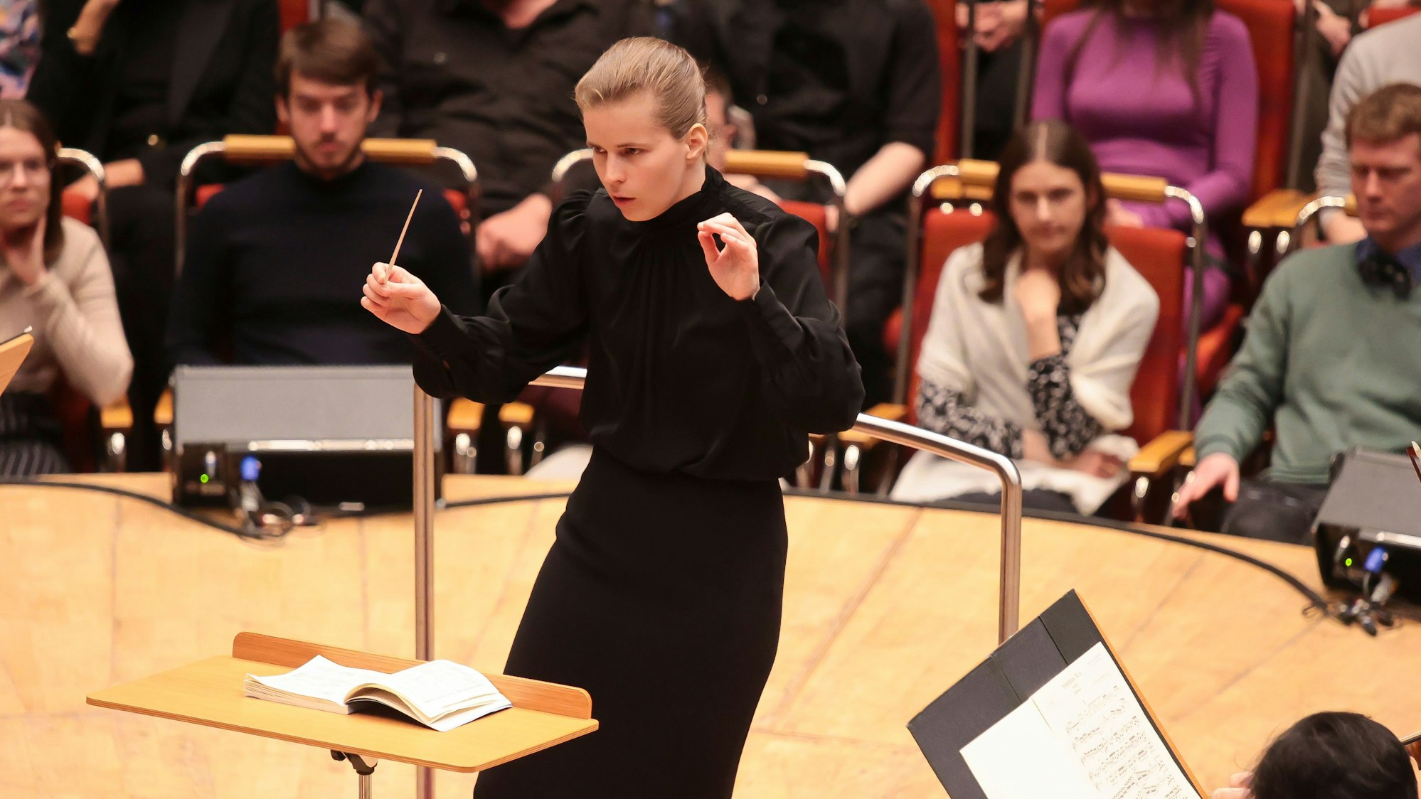 27.04.2025, Köln:Tabita Berglund (Dirigentin) und das Gürzenich Orchester.Foto:Dirk Borm
