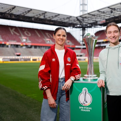 Das Bild zeigt Sarah Zadrazil vom FC Bayern München und Sophie Weidauer von Werder Bremen bei der Pressekonferenz zur Austragung des DFB-Pokalfinale der Frauen am 1. Mai in Köln.