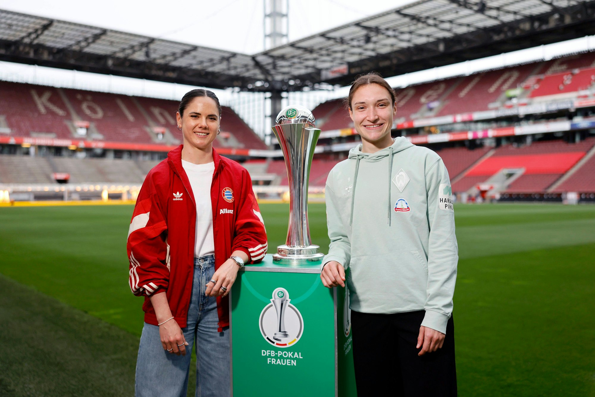 Das Bild zeigt Sarah Zadrazil vom FC Bayern München und Sophie Weidauer von Werder Bremen bei der Pressekonferenz zur Austragung des DFB-Pokalfinale der Frauen am 1. Mai in Köln.
