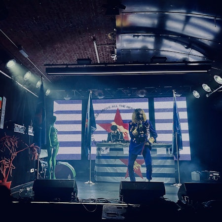 Der kenianische Künstler Kabeaushé riss den Club Bahnhof Ehrenfeld bei seinem Auftritt sprichwörtlich ab.