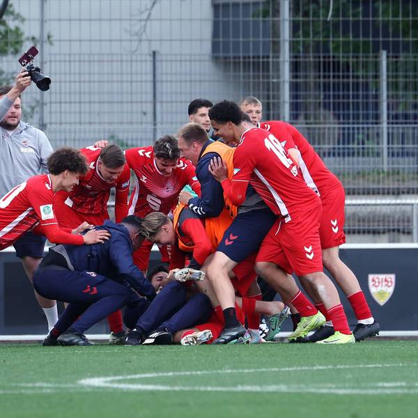 BAU// 26.04.2025 Stuttgart Fußball U19 VfB Stuttgart vs. 1. FC Köln, die Kölner feiern den Treffer zum 3:4 *** BAU 26 04 2025 Stuttgart Football U19 VfB Stuttgart vs 1 FC Cologne, the Cologne team celebrates the goal to 3 4