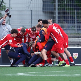 BAU// 26.04.2025 Stuttgart Fußball U19 VfB Stuttgart vs. 1. FC Köln, die Kölner feiern den Treffer zum 3:4 *** BAU 26 04 2025 Stuttgart Football U19 VfB Stuttgart vs 1 FC Cologne, the Cologne team celebrates the goal to 3 4