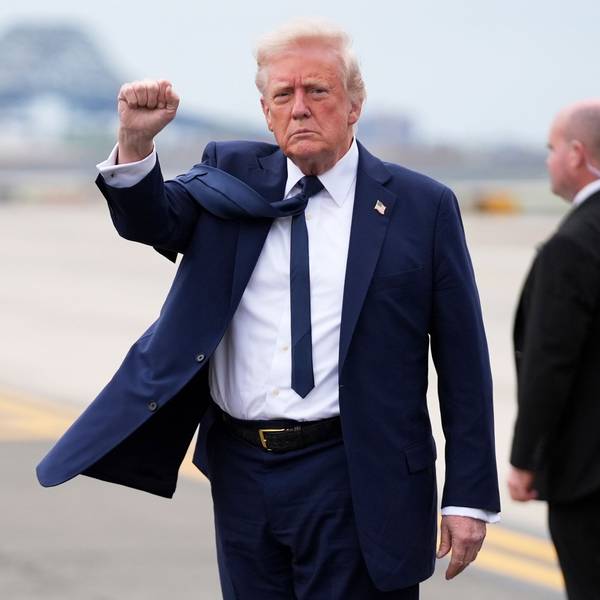 US-Präsident Donald Trump gestikuliert bei seiner Ankunft am Newark Liberty International Airport, nach seiner Rückkehr von einer Reise zur Beerdigung von Papst Franziskus.