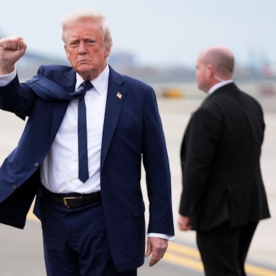 US-Präsident Donald Trump gestikuliert bei seiner Ankunft am Newark Liberty International Airport, nach seiner Rückkehr von einer Reise zur Beerdigung von Papst Franziskus.