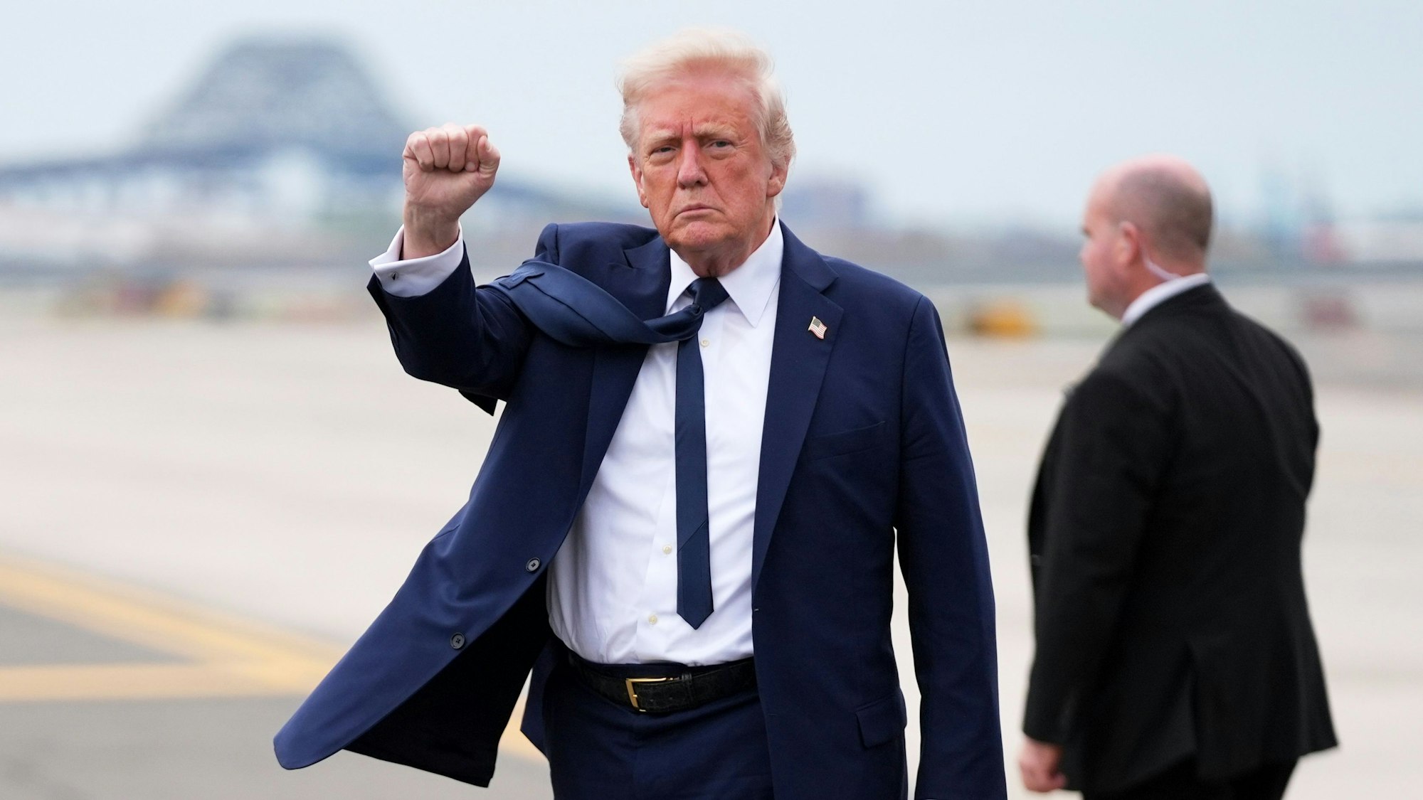 US-Präsident Donald Trump gestikuliert bei seiner Ankunft am Newark Liberty International Airport, nach seiner Rückkehr von einer Reise zur Beerdigung von Papst Franziskus.