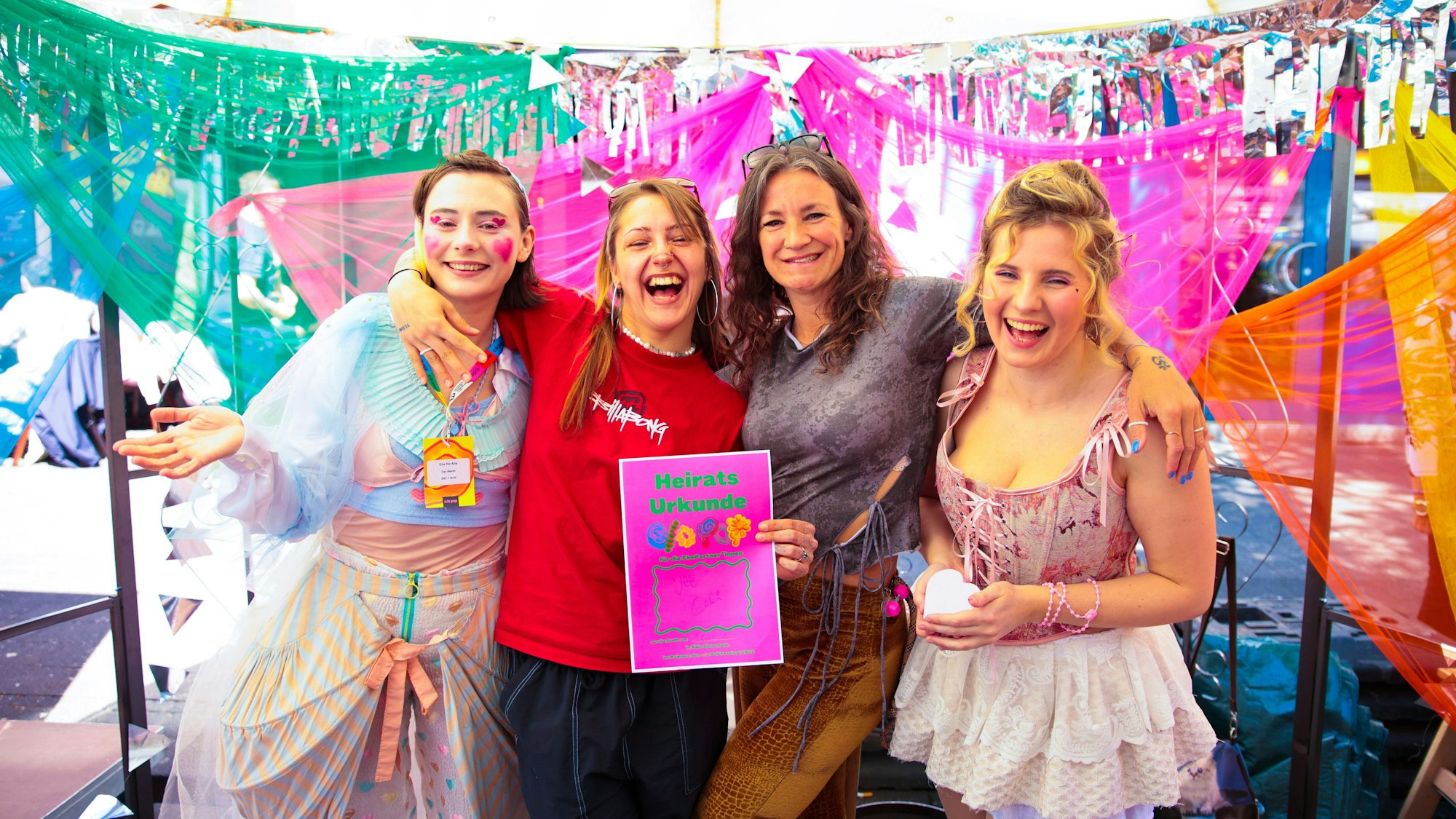 Der Heiratsstand: Johanna führt die „Trauung“ durch hier beim „Brautpaar“ Cali und Jee