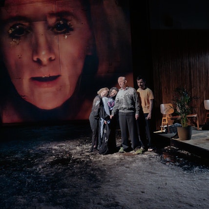 ASCHE
von Elfriede Jelinek
Regie: Kamila Polívková
Regie: Kamila Polívková
Bühne & Video: Antonín Šilar
Kostüme: Elke von Sivers
Musik: Þóranna Dögg Björnsdóttir
Licht: Jürgen Kapitein
Dramaturgie: Dominika Široká
Foto: Max Borchardt