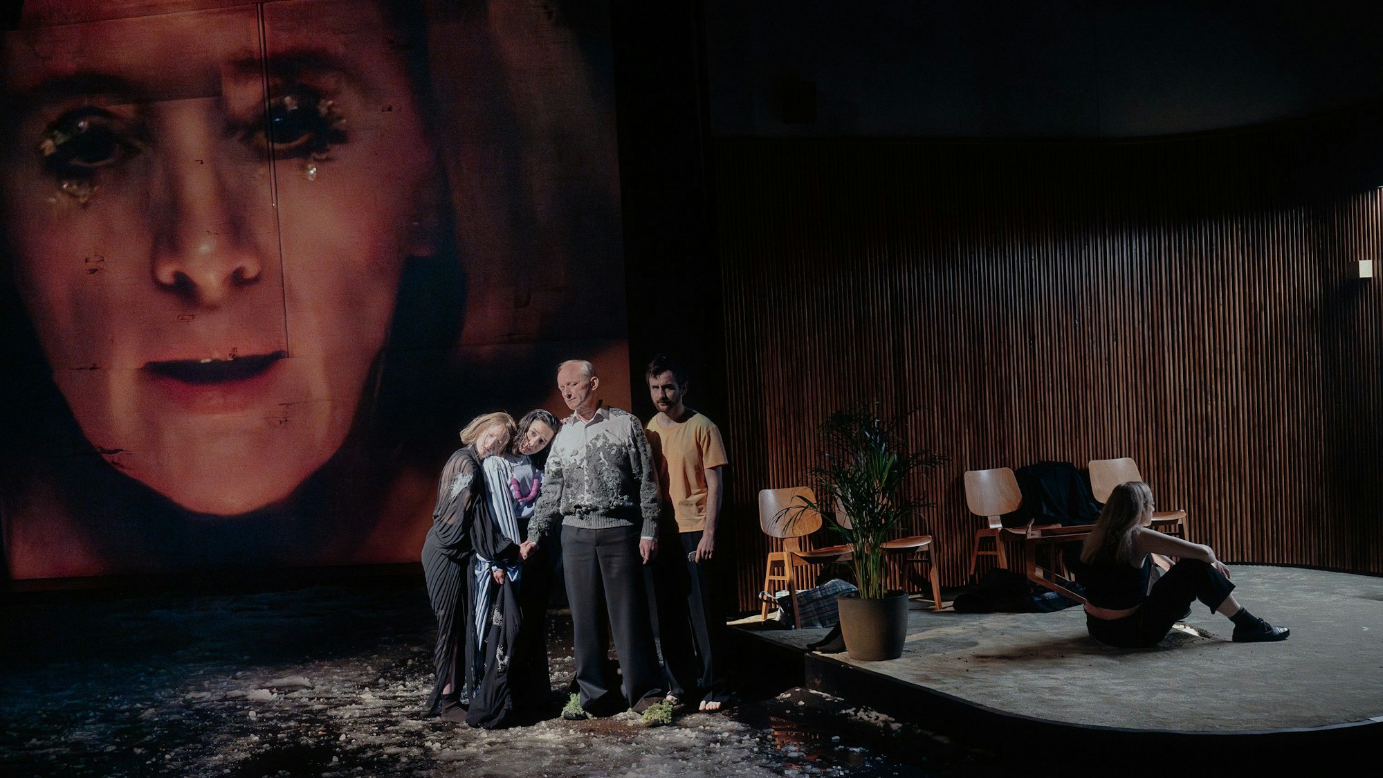 ASCHE
von Elfriede Jelinek
Regie: Kamila Polívková
Regie: Kamila Polívková
Bühne & Video: Antonín Šilar
Kostüme: Elke von Sivers
Musik: Þóranna Dögg Björnsdóttir
Licht: Jürgen Kapitein
Dramaturgie: Dominika Široká
Foto: Max Borchardt