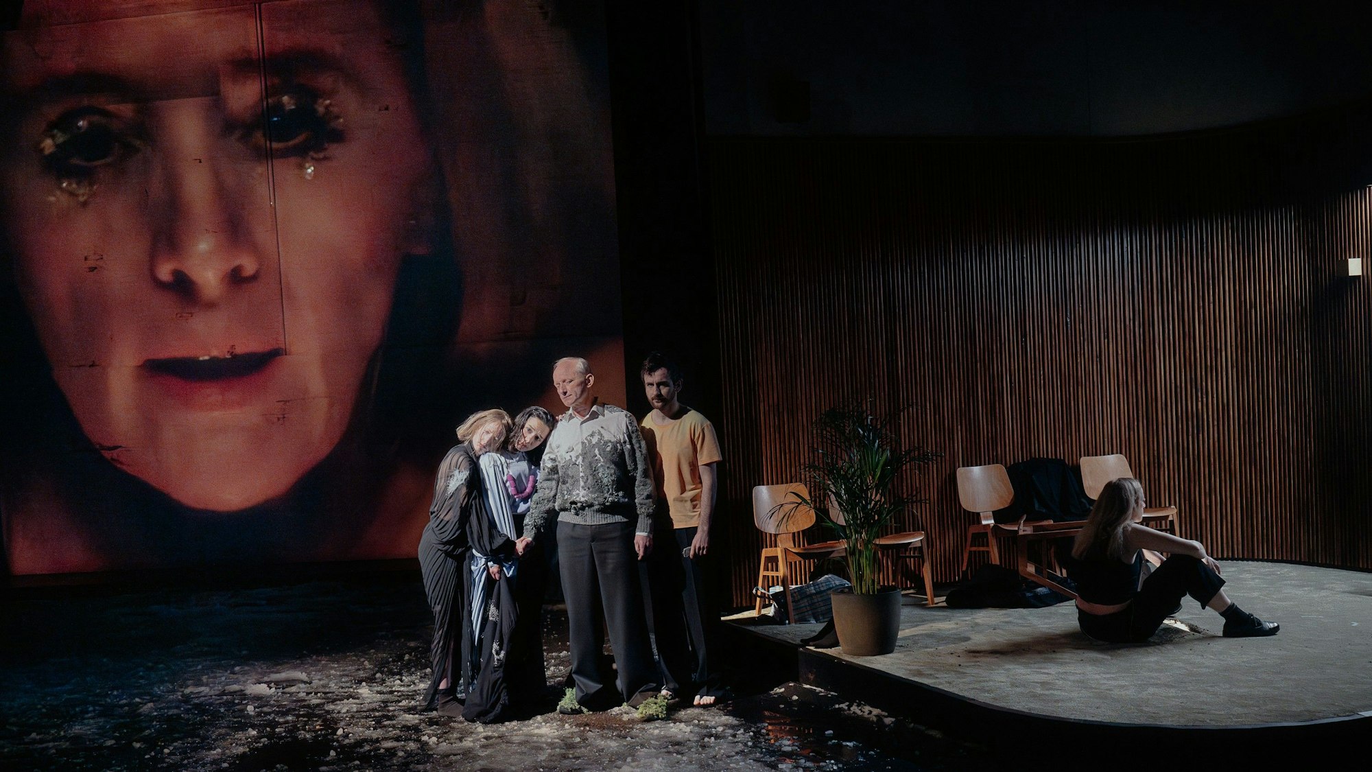 ASCHE
von Elfriede Jelinek
Regie: Kamila Polívková
Regie: Kamila Polívková
Bühne & Video: Antonín Šilar
Kostüme: Elke von Sivers
Musik: Þóranna Dögg Björnsdóttir
Licht: Jürgen Kapitein
Dramaturgie: Dominika Široká
Foto: Max Borchardt