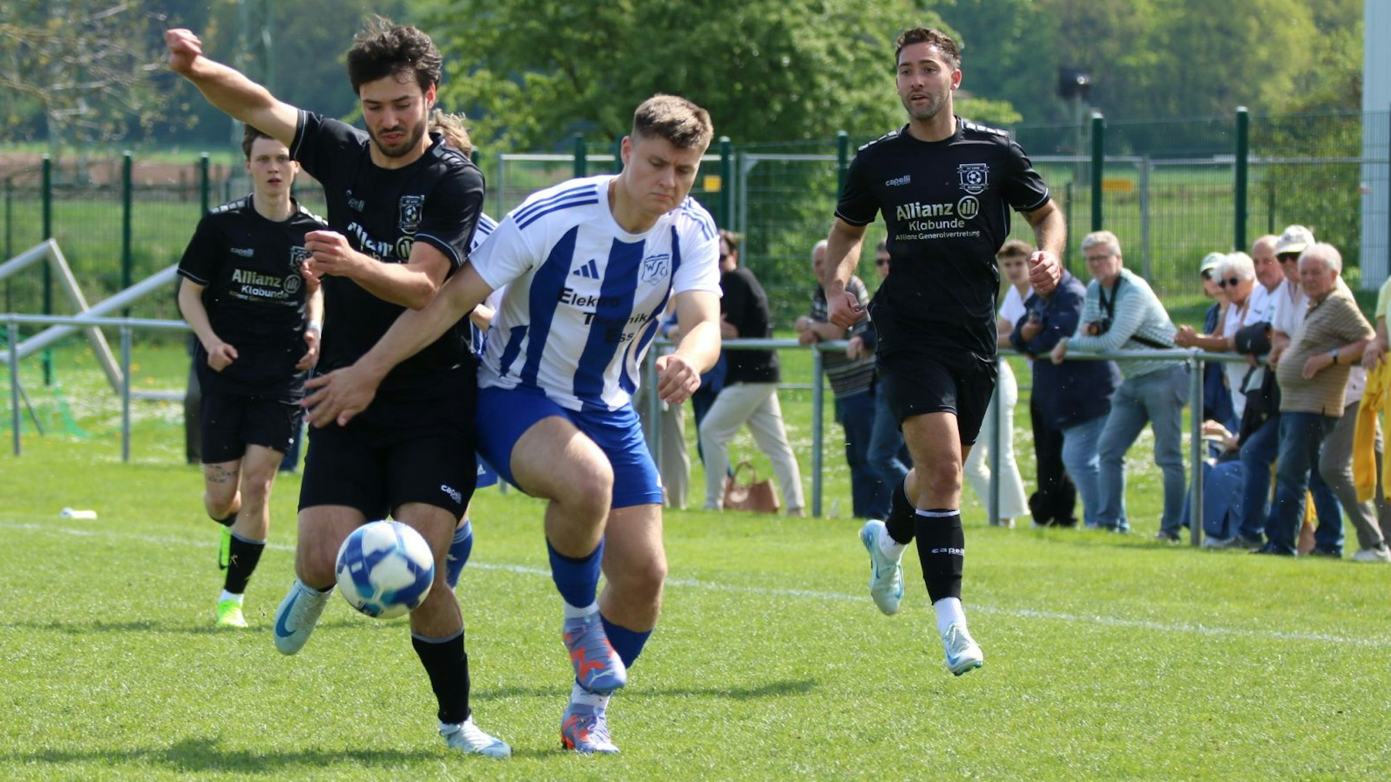 Zweikampf zwischen einem Wißkirchener und einem Gegenspieler.