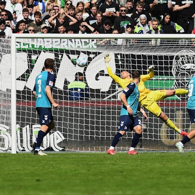 Unhaltbar für Kölns Marvin Schwäbe: Hannovers Lars Gindorf traf in der 57. Minute zur verdienten Führung in den Winkel.