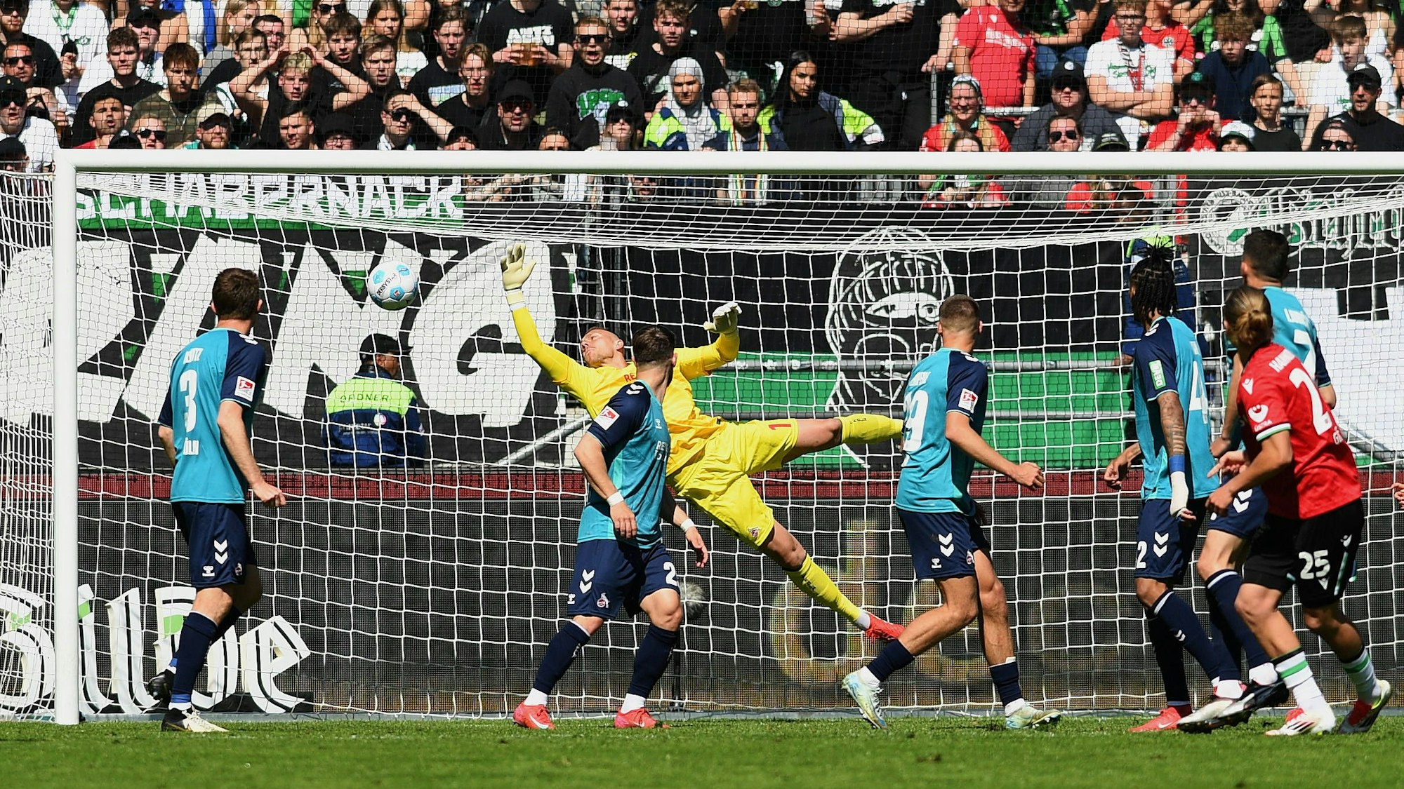 Unhaltbar für Kölns Marvin Schwäbe: Hannovers Lars Gindorf traf in der 57. Minute zur verdienten Führung in den Winkel.