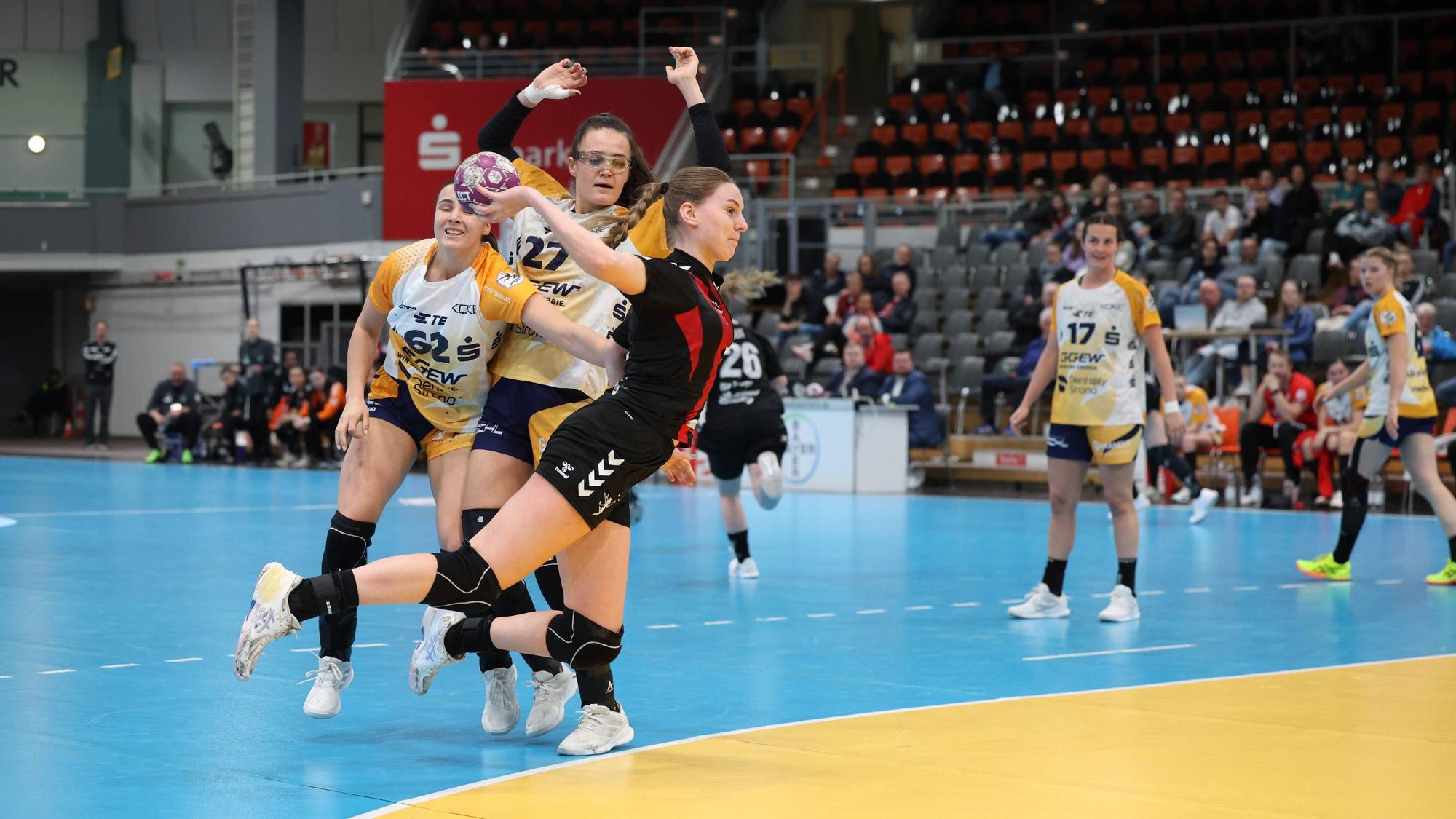 v.l. ,Norma Goldmann HSG Bensheim/Auerbach Flames, 62 , Edita Nukovic HSG Bensheim/Auerbach Flames, 27, Fem Boeters TSV Bayer 04 Leverkusen, 08 , Lisa Friedberger HSG Bensheim/Auerbach Flames, 17 TSV Bayer 04 Leverkusen Werkselfen vs. HSG Bensheim/Auerbach Flames, Handball, HBF, Spielzeit 2024/2025, 19.03.2025 TSV Bayer 04 Leverkusen Werkselfen vs. HSG Bensheim/Auerbach Flames, Handball, HBF, Spielzeit 2024/2025, 19.03.2025 Leverkusen *** v l ,Norma Goldmann HSG Bensheim Auerbach Flames, 62 , Edita Nukovic HSG Bensheim Auerbach Flames, 27 , Fem Boeters TSV Bayer 04 Leverkusen, 08 , Lisa Friedberger HSG Bensheim Auerbach Flames, 17 TSV Bayer 04 Leverkusen Werkselfen vs HSG Bensheim Auerbach Flames, Handball, HBF, Season 2024 2025, 19 03 2025 TSV Bayer 04 Leverkusen Werkselfen vs HSG Bensheim Auerbach Flames, Handball, HBF, Season 2024 2025, 19 03 2025 Leverkusen Copyright: xEibner-Pressefoto/ThomasxStoeckerx EP_TSR