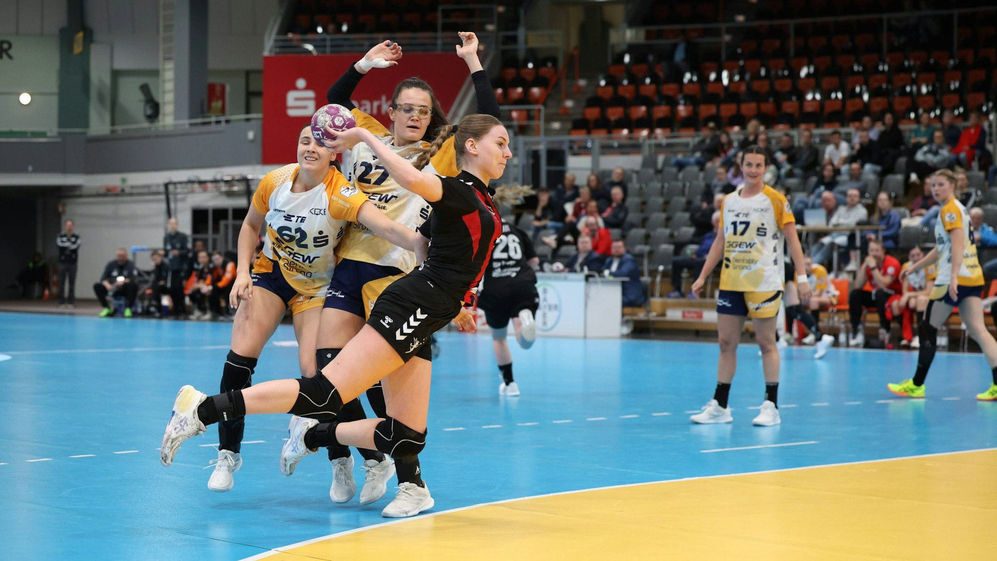 v.l. ,Norma Goldmann HSG Bensheim/Auerbach Flames, 62 , Edita Nukovic HSG Bensheim/Auerbach Flames, 27, Fem Boeters TSV Bayer 04 Leverkusen, 08 , Lisa Friedberger HSG Bensheim/Auerbach Flames, 17 TSV Bayer 04 Leverkusen Werkselfen vs. HSG Bensheim/Auerbach Flames, Handball, HBF, Spielzeit 2024/2025, 19.03.2025 TSV Bayer 04 Leverkusen Werkselfen vs. HSG Bensheim/Auerbach Flames, Handball, HBF, Spielzeit 2024/2025, 19.03.2025 Leverkusen *** v l ,Norma Goldmann HSG Bensheim Auerbach Flames, 62 , Edita Nukovic HSG Bensheim Auerbach Flames, 27 , Fem Boeters TSV Bayer 04 Leverkusen, 08 , Lisa Friedberger HSG Bensheim Auerbach Flames, 17 TSV Bayer 04 Leverkusen Werkselfen vs HSG Bensheim Auerbach Flames, Handball, HBF, Season 2024 2025, 19 03 2025 TSV Bayer 04 Leverkusen Werkselfen vs HSG Bensheim Auerbach Flames, Handball, HBF, Season 2024 2025, 19 03 2025 Leverkusen Copyright: xEibner-Pressefoto/ThomasxStoeckerx EP_TSR