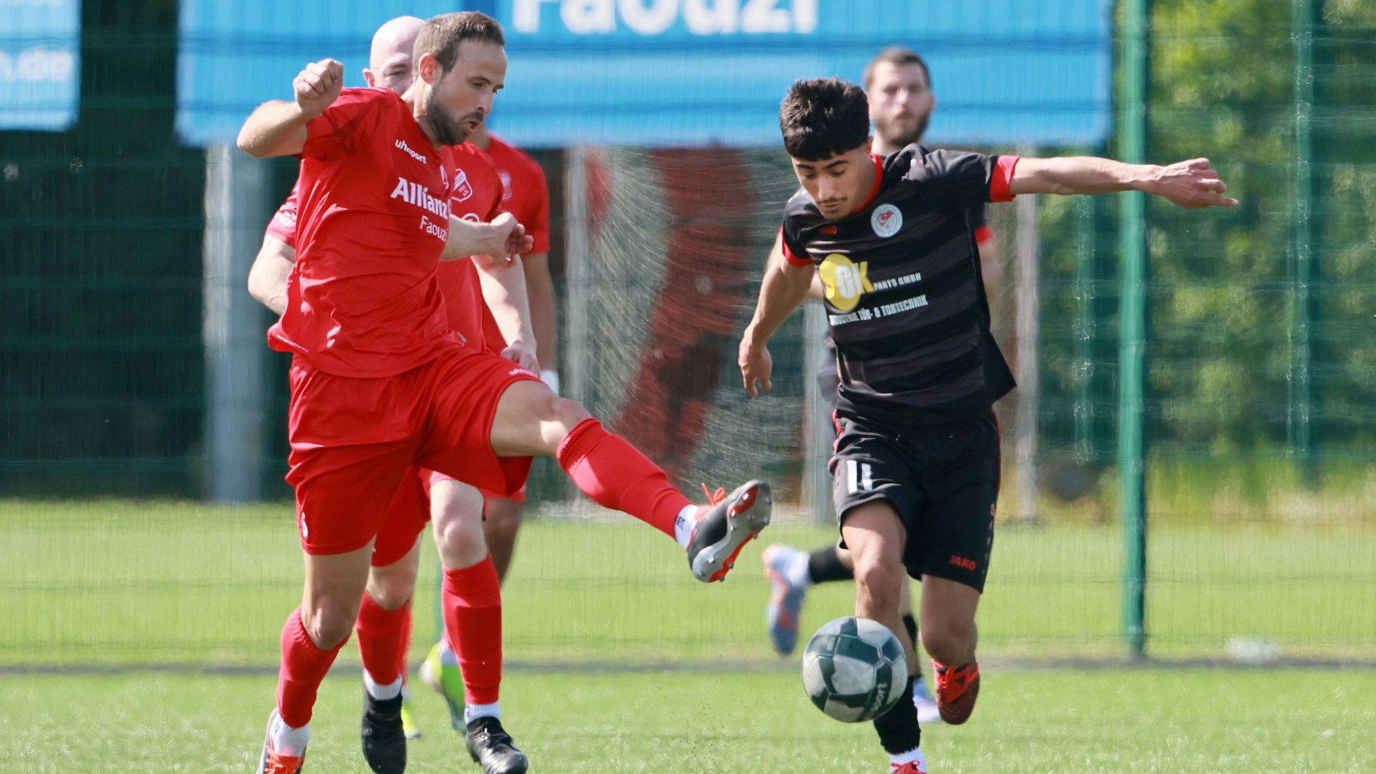Das Foto zeigt den Fußballer Nicola Drosner des SC Fliesteden (l.) im Kampf um den Ball mit seinem Gegenspieler vom Türkischen SV Düren.