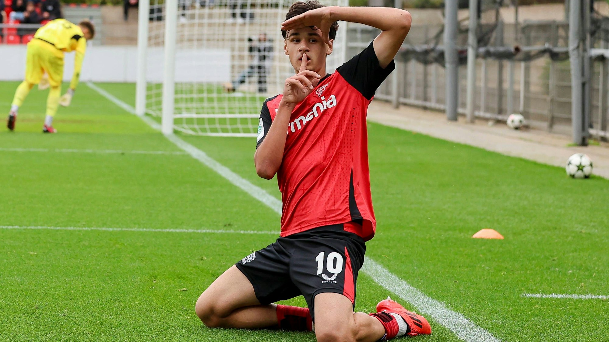 Kerim Alajbegovic Bayer 04 Leverkusen bejubelt seinen Treffer zum 2:0, UEFA Youth League 2024/25 League Phase MD2, Bayer 04 Leverkusen v AC Milan, Ulrich-Haberland-Stadion am 05. October 2024 in Leverkusen, Deutschland. Foto von Marco Steinbrenner/DeFodi Images Kerim Alajbegovic Bayer 04 Leverkusen celebrates after scoring his teams second goal, UEFA Youth League 2024/25 League Phase MD2, Bayer 04 Leverkusen v AC Milan, Ulrich-Haberland-Stadion, October 5, 2024 in Leverkusen, Germany. Photo by Marco Steinbrenner/DeFodi Images Defodi-700_lev_milan_u19_20241001_170 *** Kerim Alajbegovic Bayer 04 Leverkusen celebrates scoring his teams second goal, UEFA Youth League 2024 25 League Phase MD2, Bayer 04 Leverkusen v AC Milan, Ulrich Haberland Stadion, October 5, 2024 in Leverkusen, Germany Photo by Marco Steinbrenner DeFodi Images Kerim Alajbegovic Bayer 04 Leverkusen celebrates after scoring his teams second goal, UEFA Youth League 2024 25 League Phase MD2, Bayer 04 Leverkusen v AC Milan, Ulrich Haberland Stadion, October 5, 2024 in Leverkusen, Germany Photo by Marco Steinbrenner DeFodi Images Defodi 700 lev milan u19 20241001 170 Defodi-700
