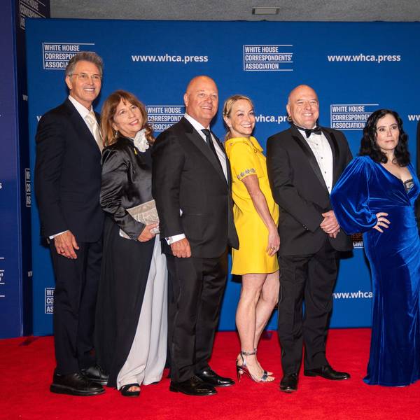 Mitglieder der Creative Coalition – Tim Daly, Robin Bronk, Michael Chiklis, Emily Glassman, Dean Norris, Jason Isaacs und ein Gast – nehmen am Dinner der White House Correspondents' Association im Washington Hilton in Washington, D.C., am 26. April 2025 teil.