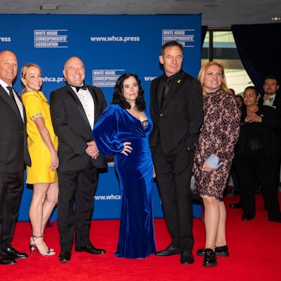 Mitglieder der Creative Coalition – Tim Daly, Robin Bronk, Michael Chiklis, Emily Glassman, Dean Norris, Jason Isaacs und ein Gast – nehmen am Dinner der White House Correspondents' Association im Washington Hilton in Washington, D.C., am 26. April 2025 teil.