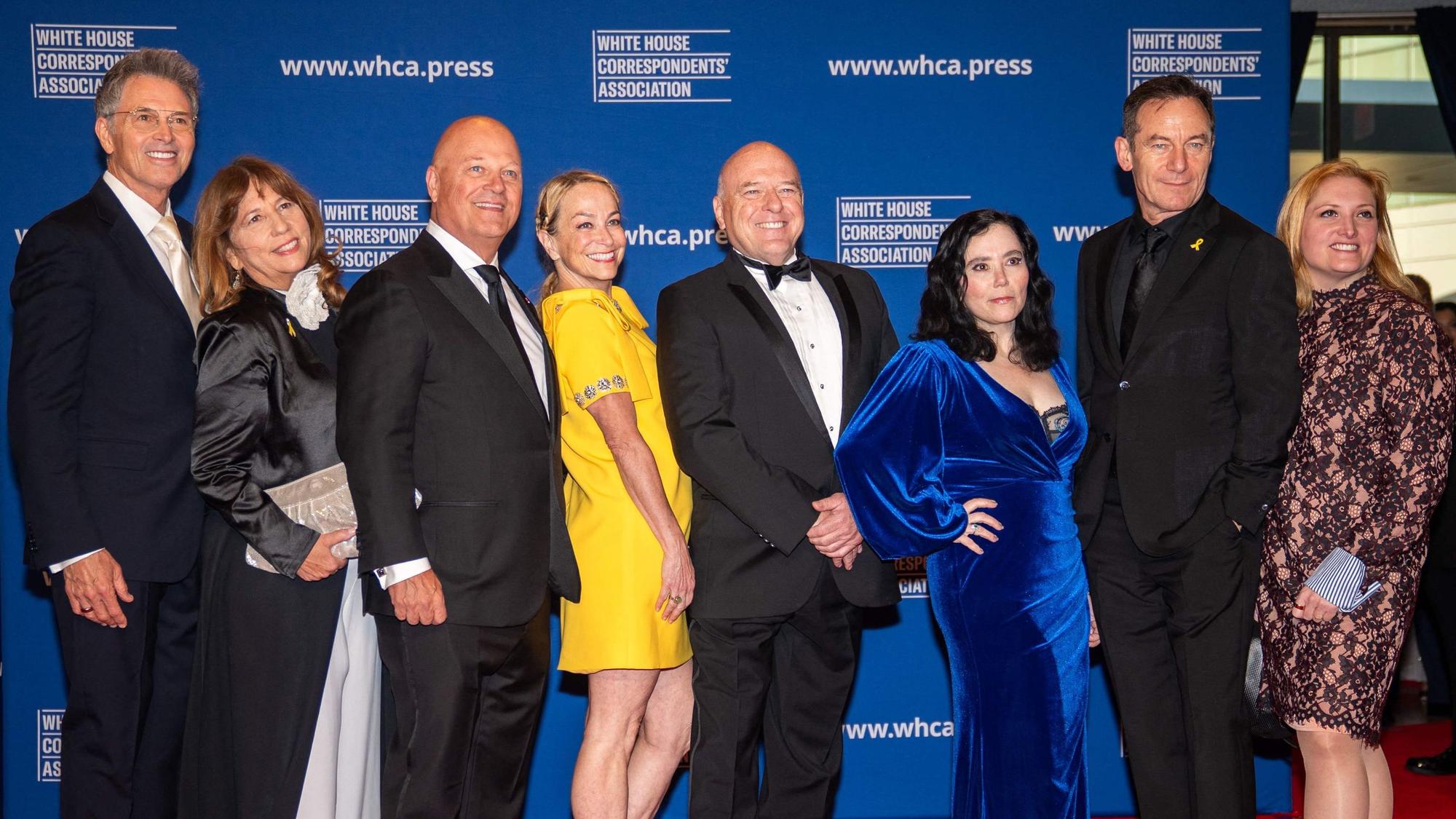 Mitglieder der Creative Coalition – Tim Daly, Robin Bronk, Michael Chiklis, Emily Glassman, Dean Norris, Jason Isaacs und ein Gast – nehmen am Dinner der White House Correspondents' Association im Washington Hilton in Washington, D.C., am 26. April 2025 teil.