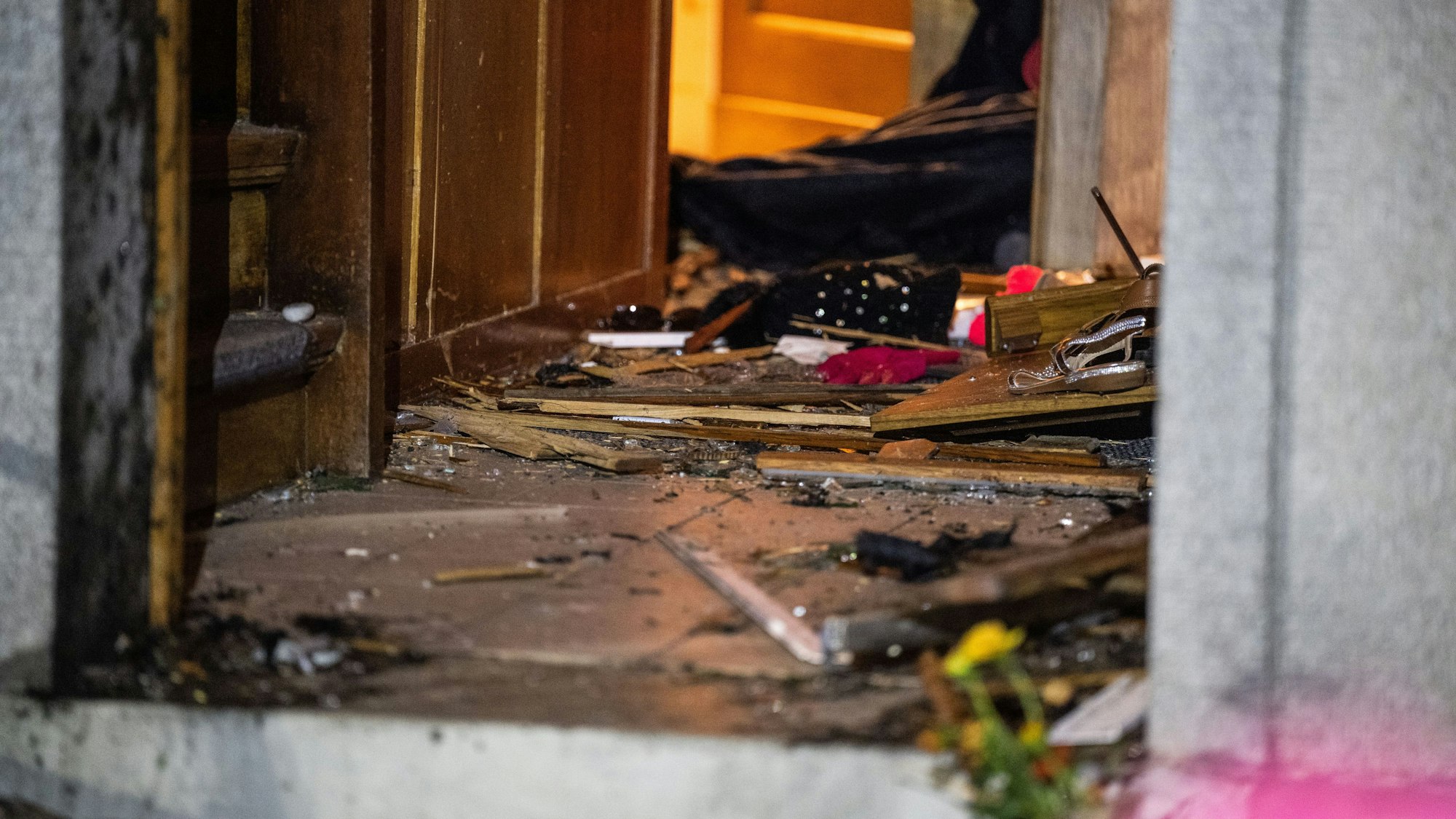 Ein verwüsteter Hauseingang nach einem SEK-Einsatz in Nümbrecht-Mildsiefen und der Sprengung der Haustüre.