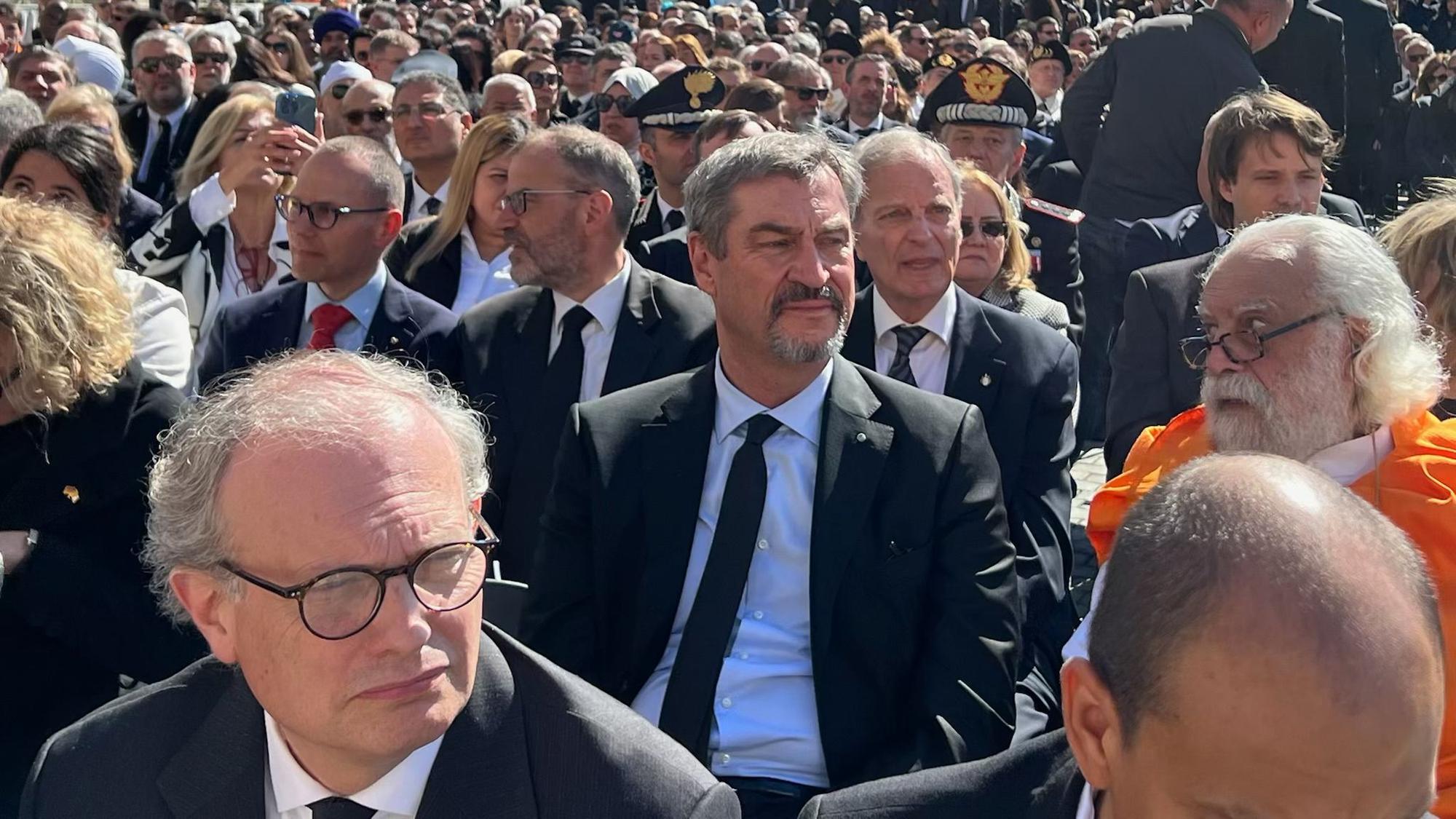 Markus Söder, (M, CSU) Ministerpräsident von Bayern, nimmt an der Trauermesse von Papst Franziskus auf dem Petersplatz teil.