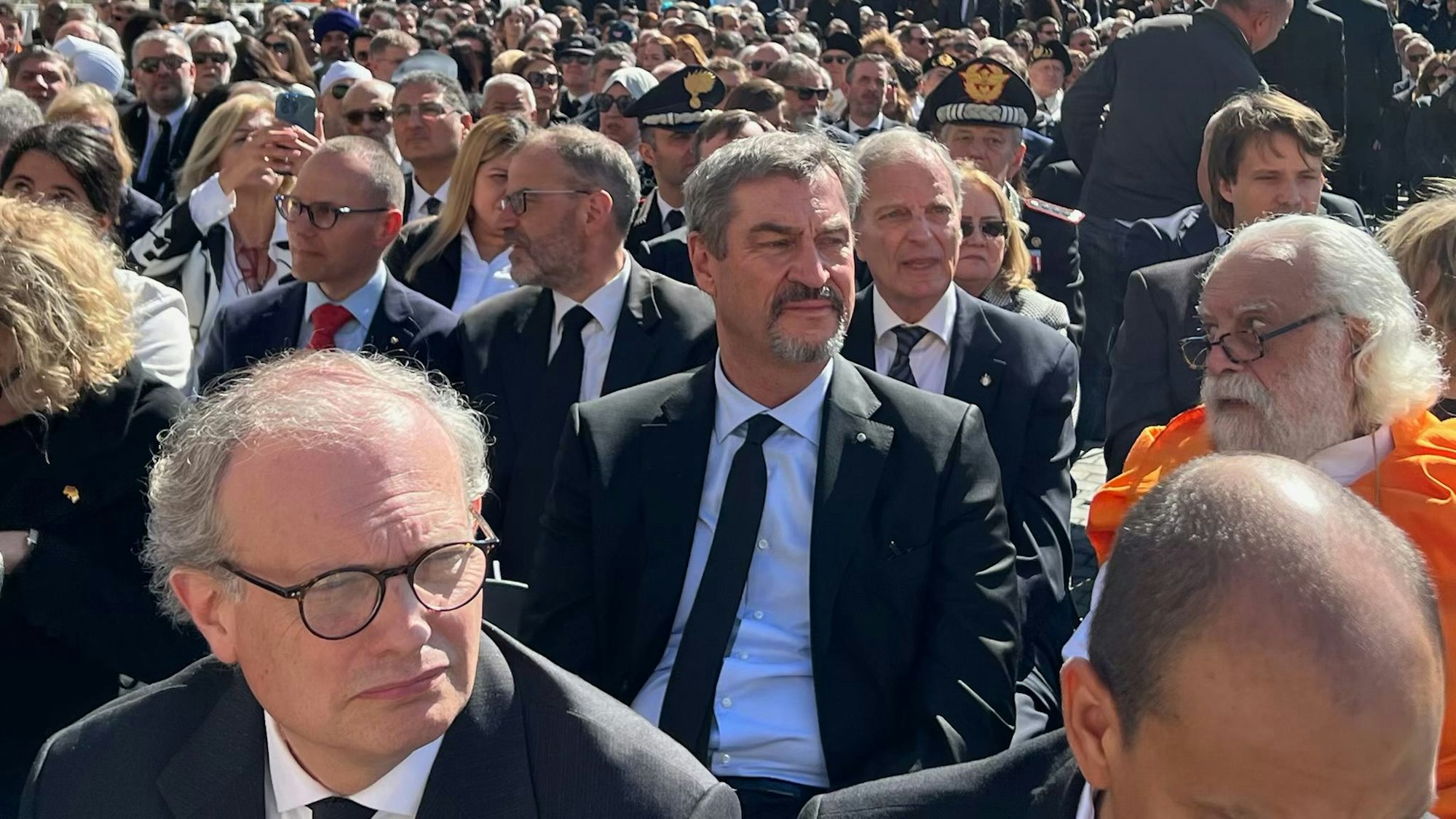 Markus Söder, (M, CSU) Ministerpräsident von Bayern, nimmt an der Trauermesse von Papst Franziskus auf dem Petersplatz teil.