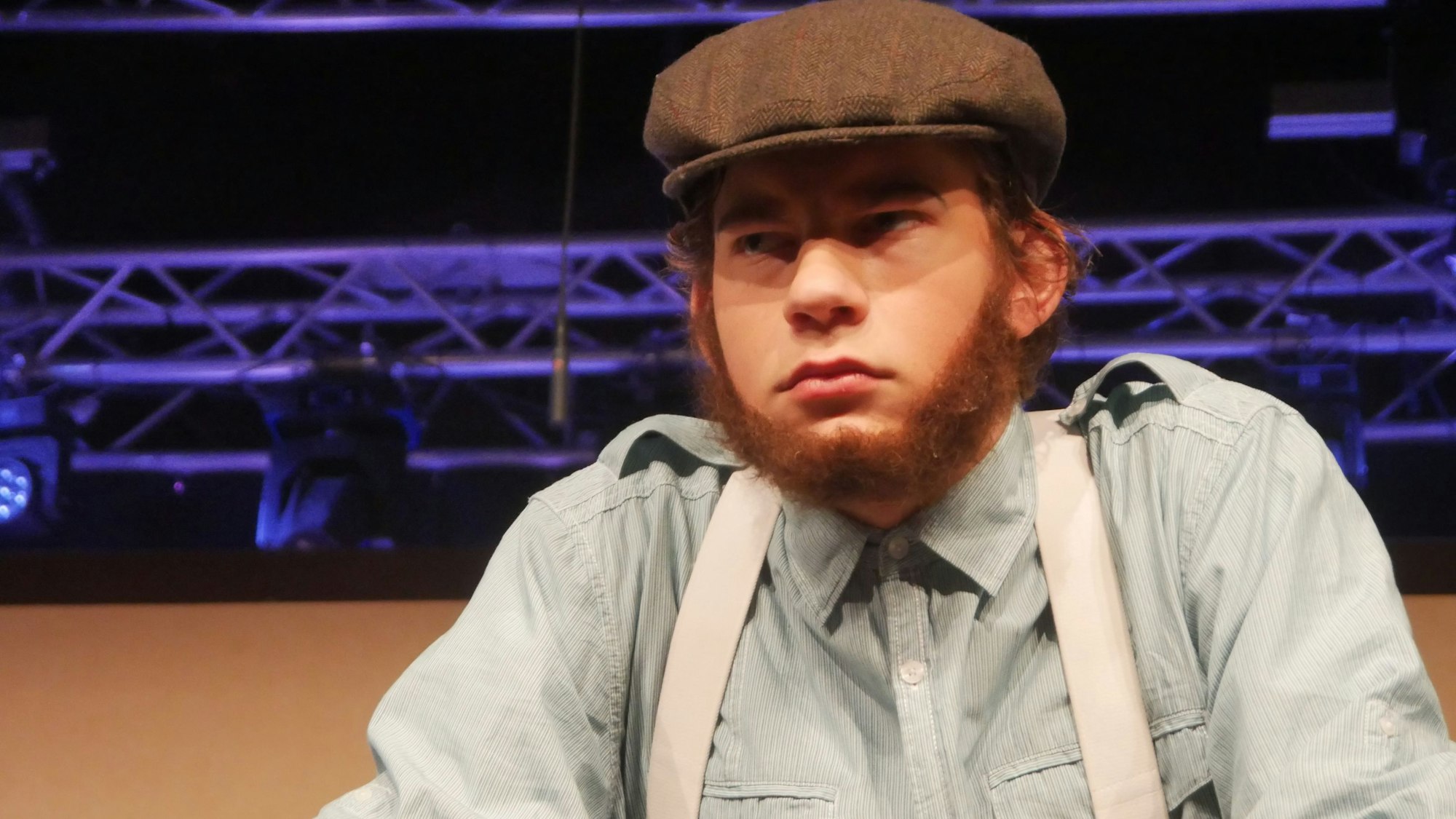 Mit 17 Jahren sorgte Finn 2019 bei der Theatergruppe Windeck mit tiefer Stimme lautstark und eindrucksvoll als Angestellter eines Sanatoriums für Ordnung.