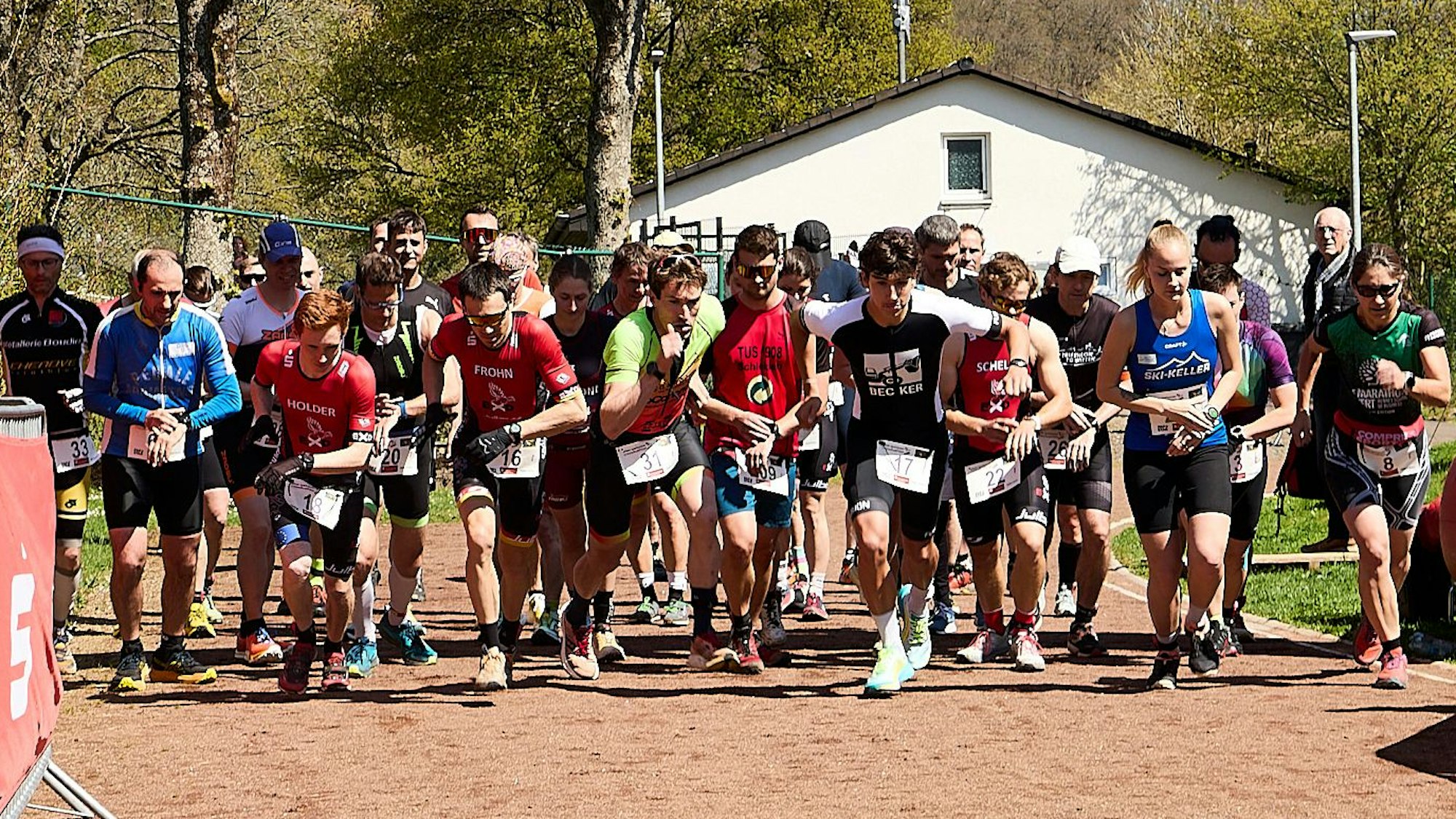 Die Teilnehmer des Crossduathlons beim Start.