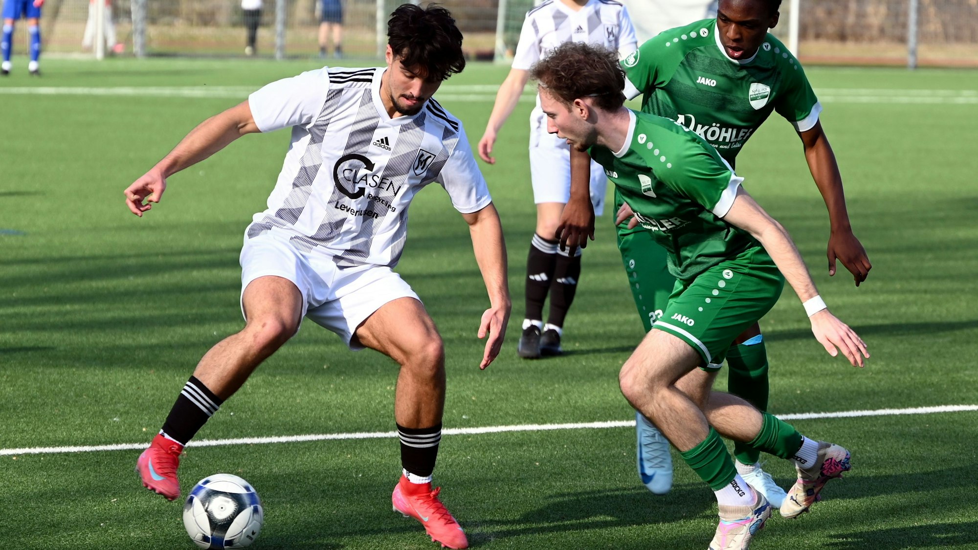 09.03.2025, Fussball-SV Schlebusch-Köln Flittard
links: Konrad Gierlak (Schlebusch)
rechts: Jeremy Koerner (Flittard)
Foto: Uli Herhaus