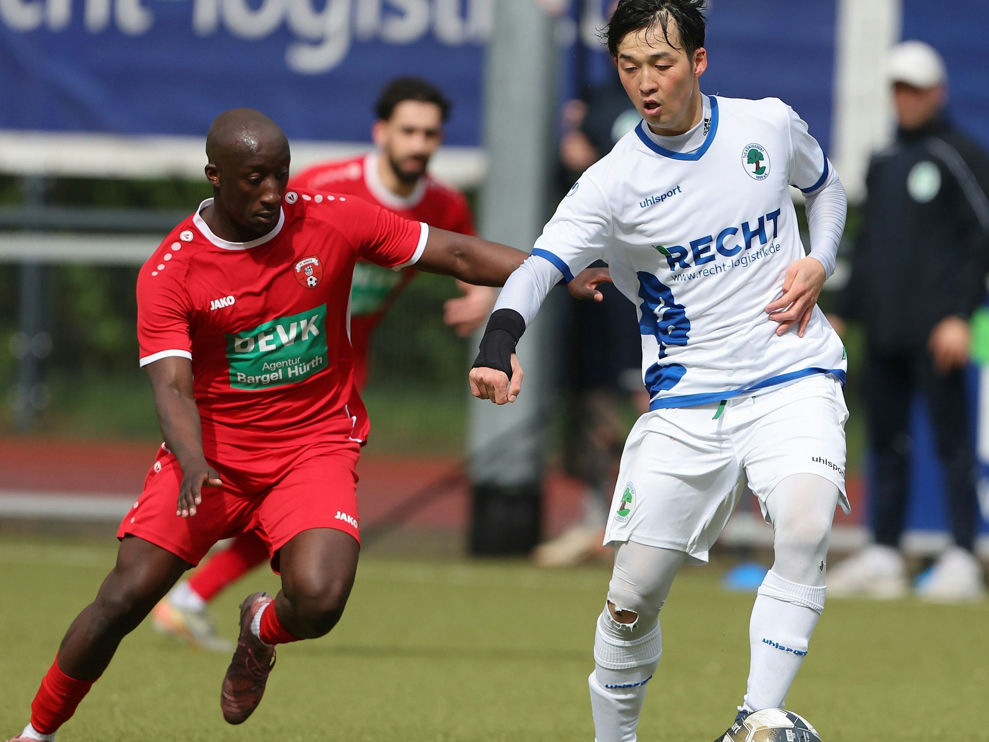 Das Foto zeigt den möglichen Nachfolger von Königsdorfs Coach Albert Deuker, Mittelfeldspieler Takahita Ohno, im Zweikampf (r.).