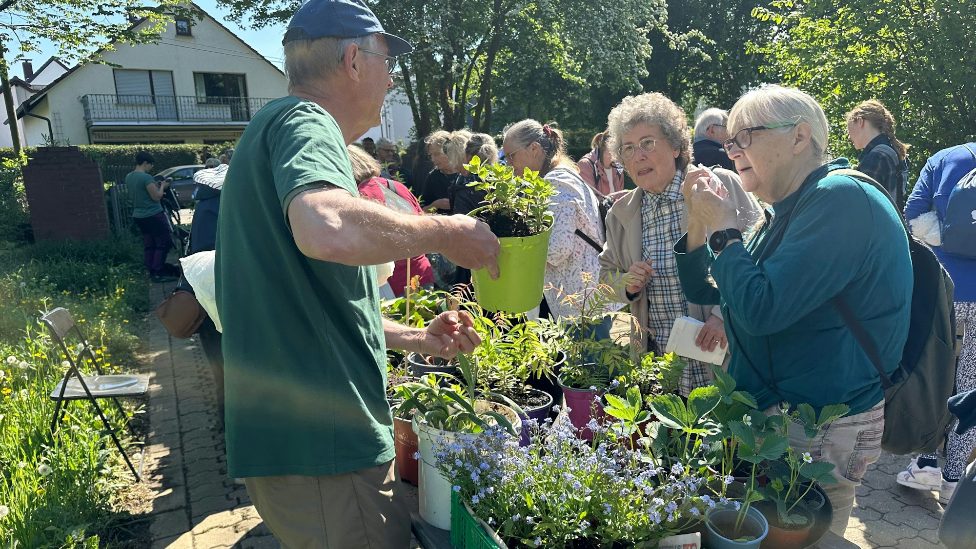 Pflanzentauschbörse und Eröffnung der neuen Spielwiese in Hennef neben dem Friedhof an der Straße Auf der Hochstadt.