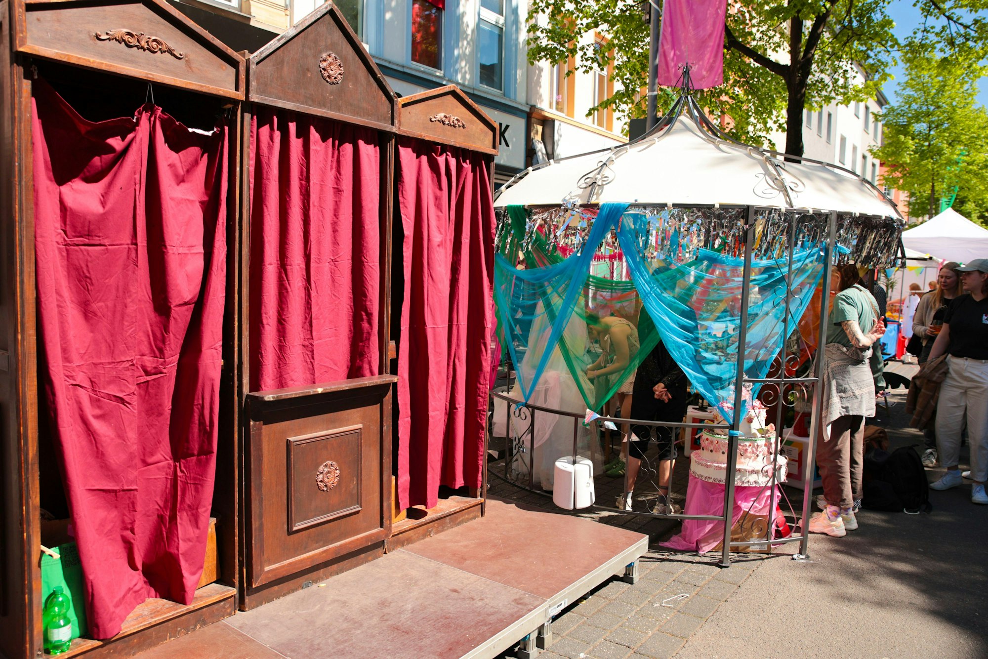 Beichtstuhl und daneben der Hochzeitspavillon auf dem Straßenfest der c/o pop Strassenfest 2025 auf der Venloer strasse. Foto:Dirk Borm