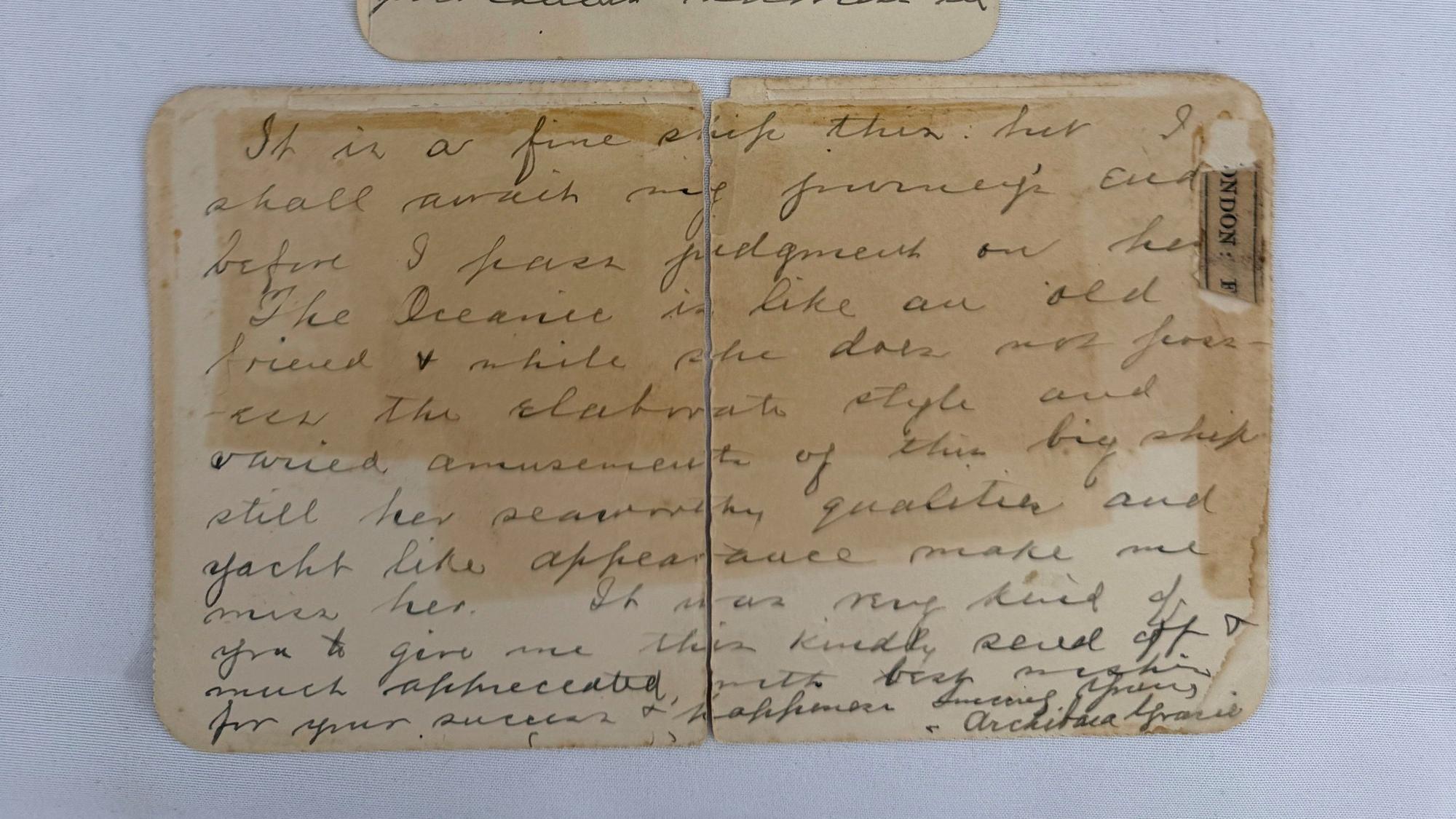 Das undatierte, vom Auktionshaus Henry Aldridge & Son zur Verfügung gestellte Bild zeigt eine Postkarte samt Brief, die ein «Titanic»-Überlebender damals als Briefkarte verschickte.