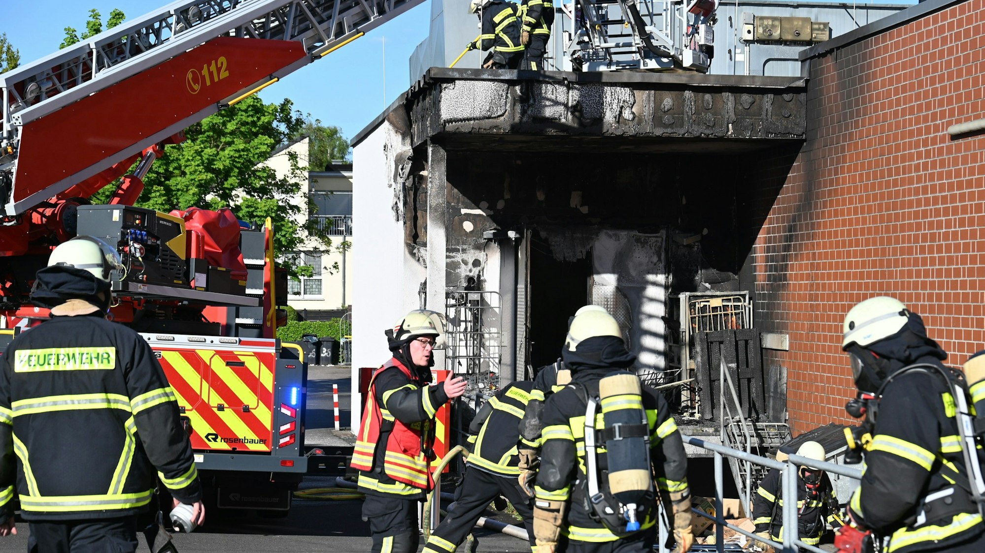 Das Bild zeigt Einsatzkräfte an der Warenannahme des Rewe-Marktes in Hürth-Gleuel.