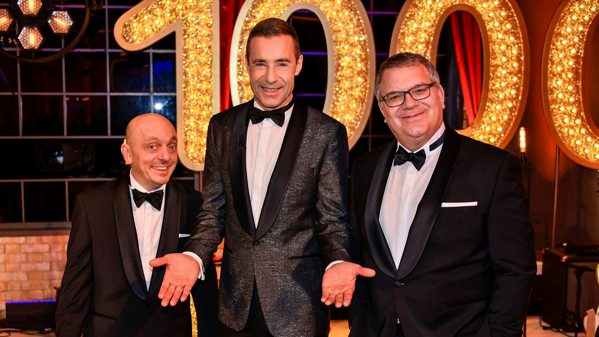 Kai Pflaume mit Bernhard Hoecker und Elton, hier bei einem Fototermin zur 1000. Forge der ARD Wissensshow „Wer Weiss denn sowas ?“ (Archivbild)