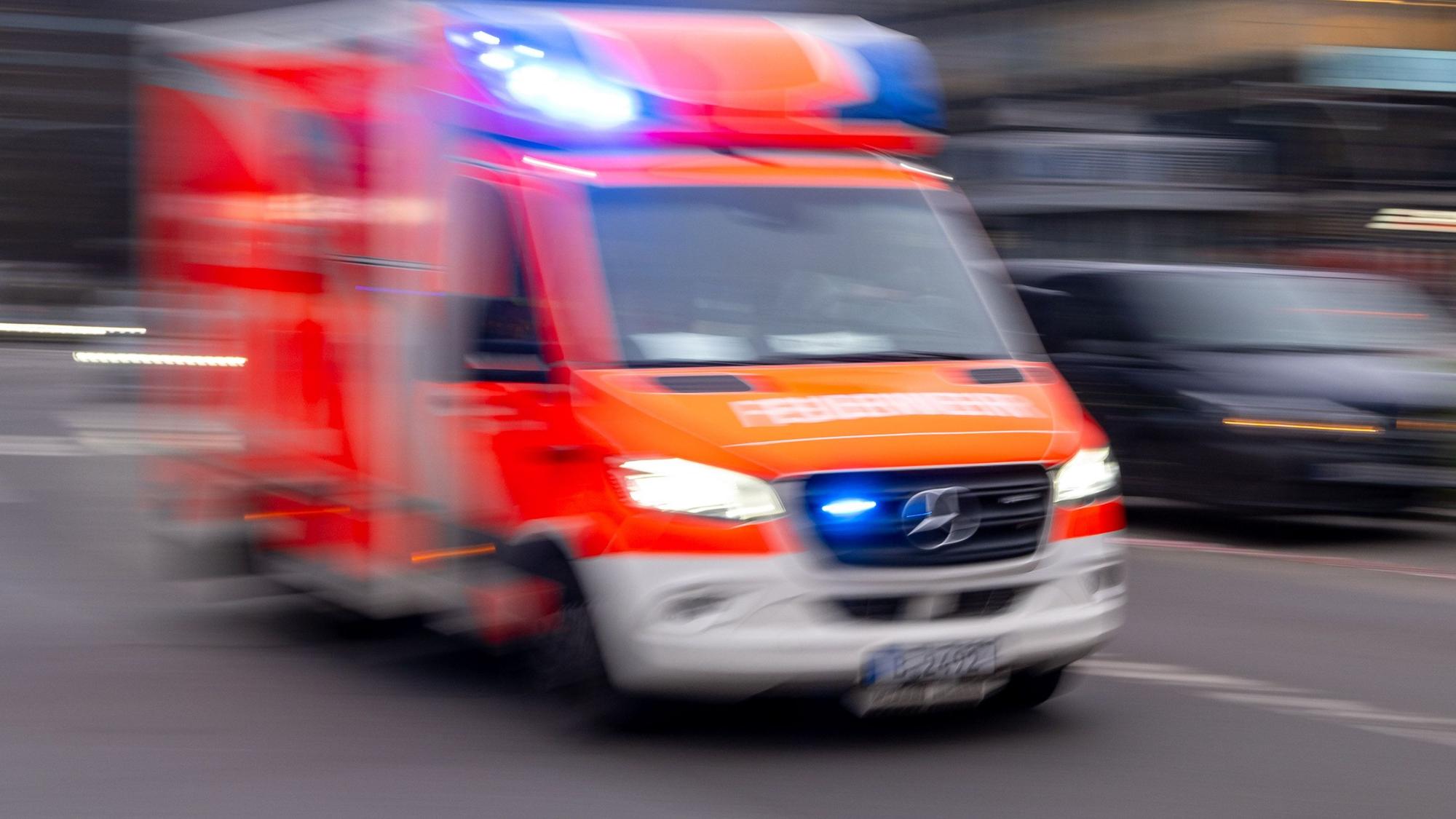 Das Bild zeigt einen Rettungswagen.