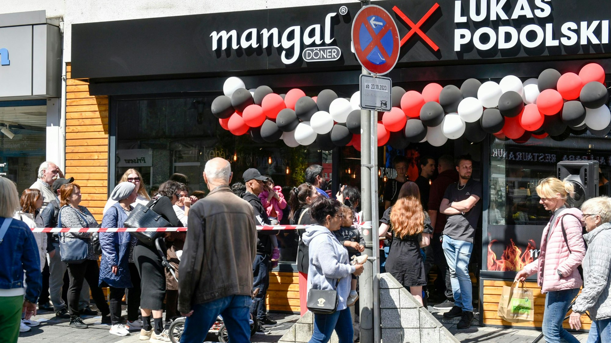 Das Bild zeigt eine Menschenschlange vor der Filiale Mangel Döner.