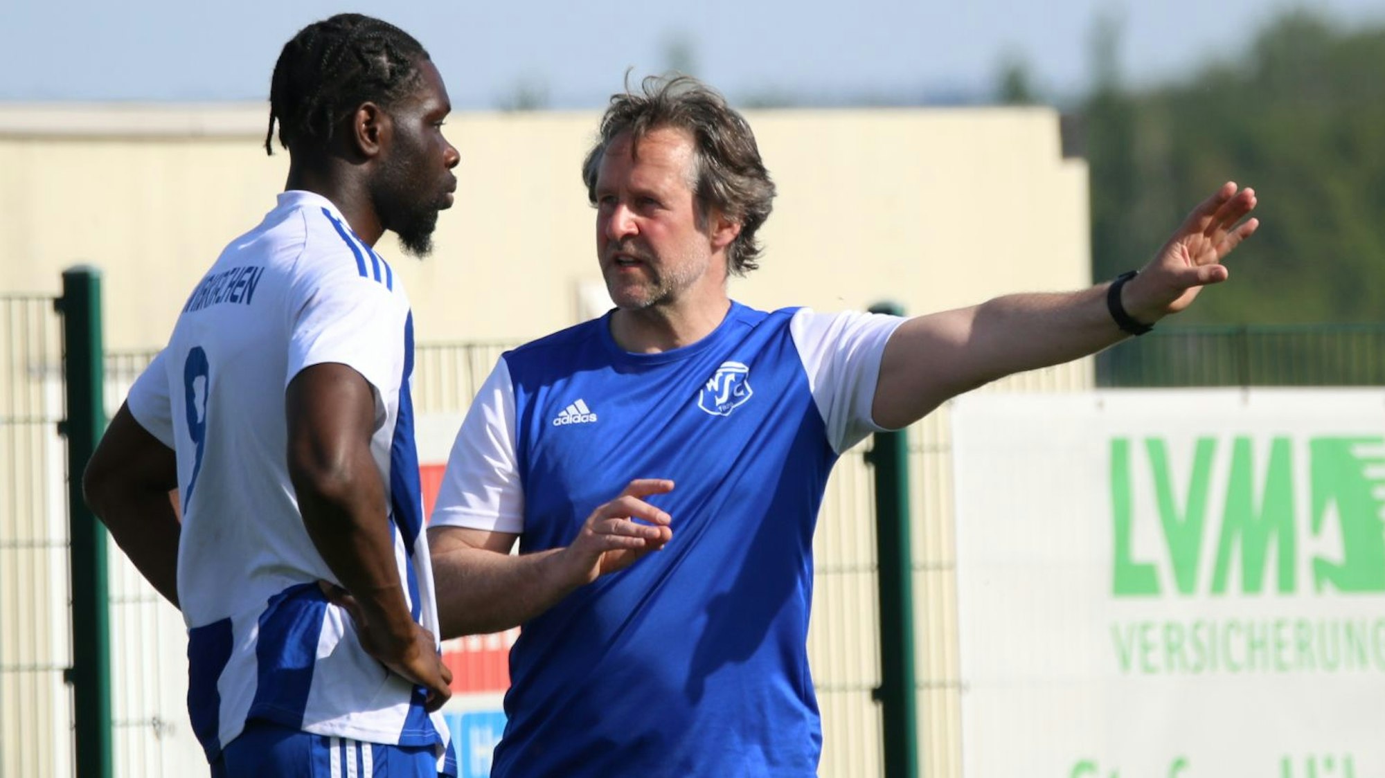 Horst Bartz erklärt einem Einwechselspieler etwas.