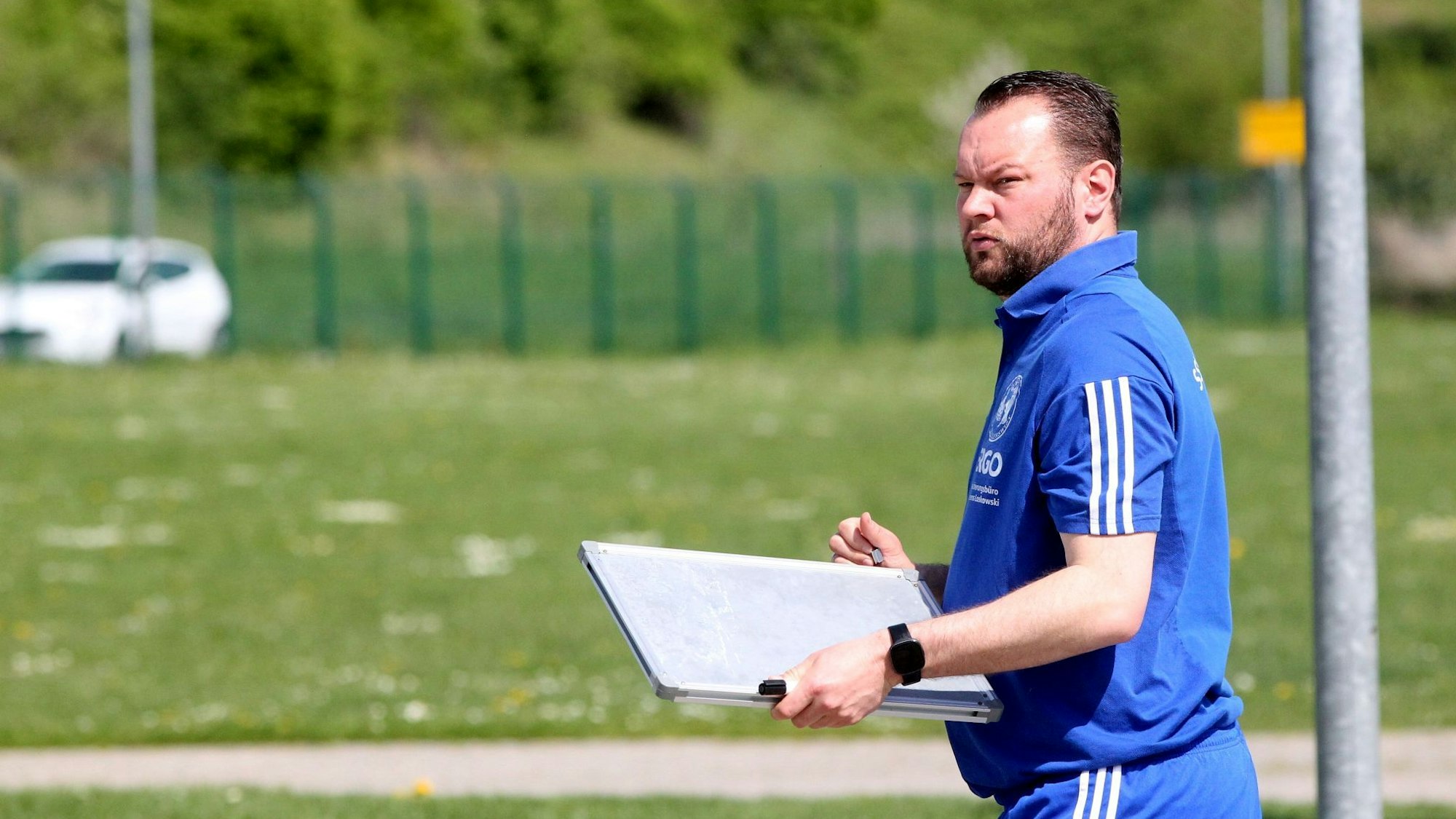 Weilerswists Trainer Frederik Ziburske hat ein Klemmbrett in der Hand.